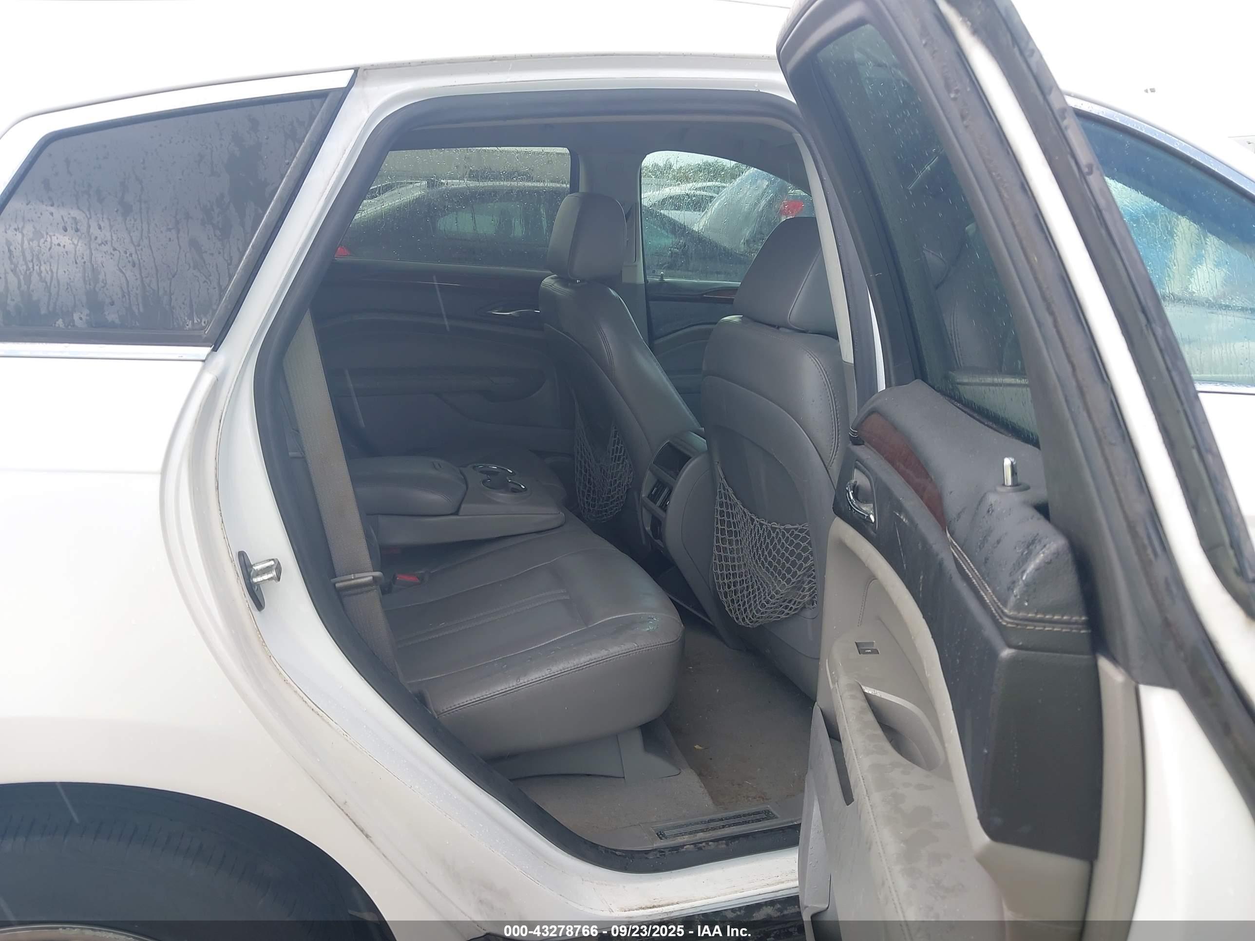 CADILLAC SRX image 8