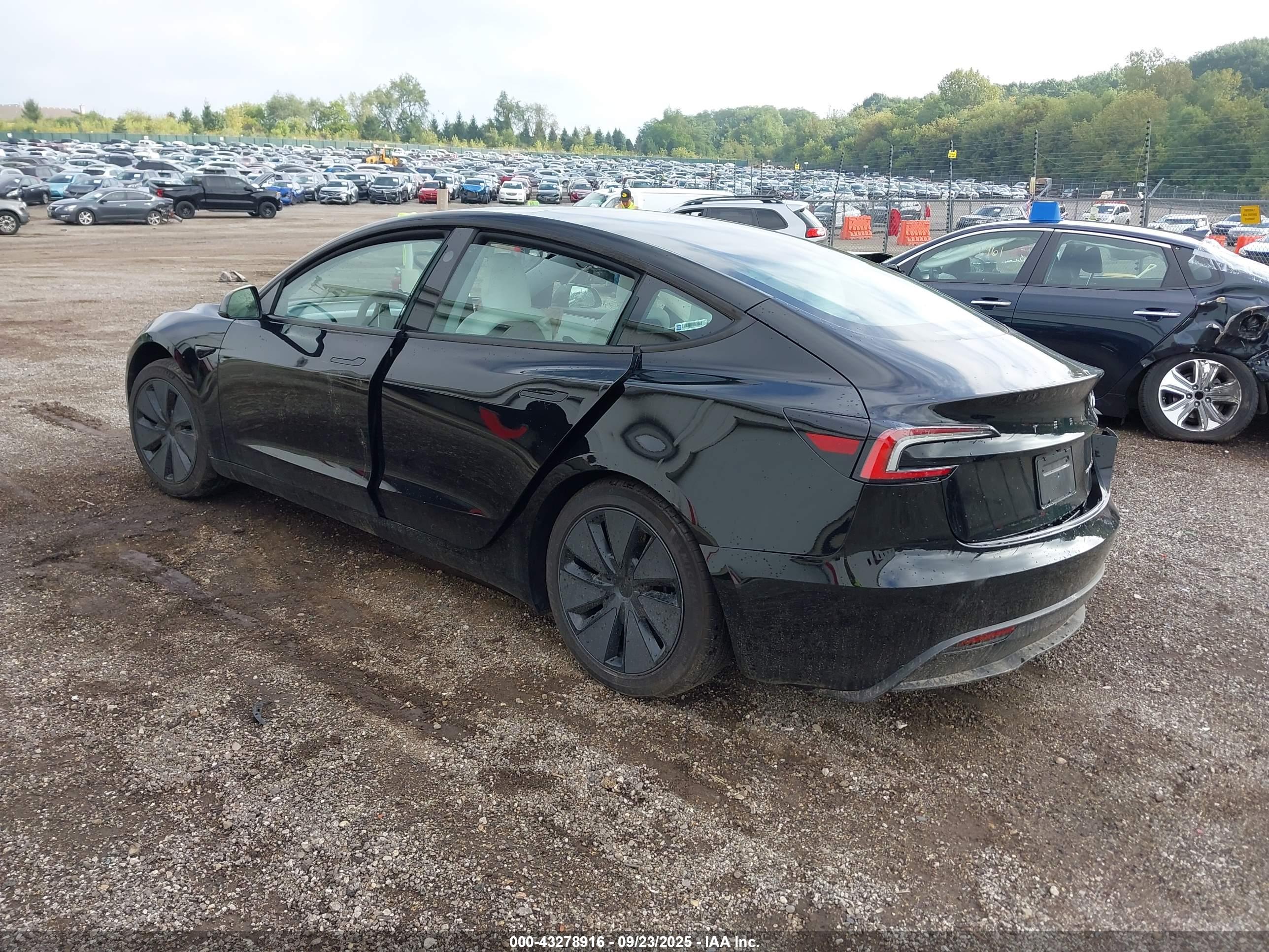 TESLA MODEL image 3