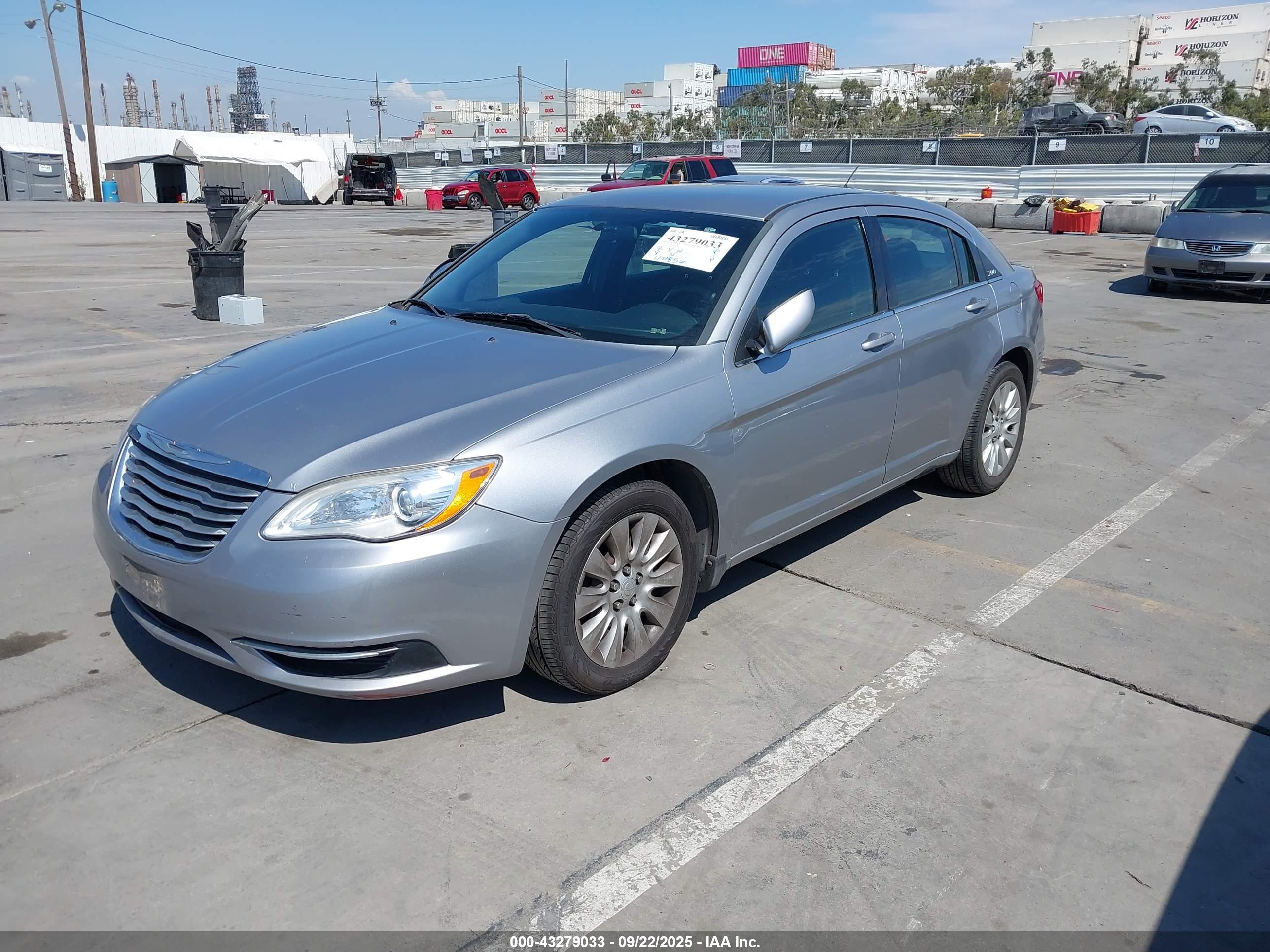 CHRYSLER 200 image 2