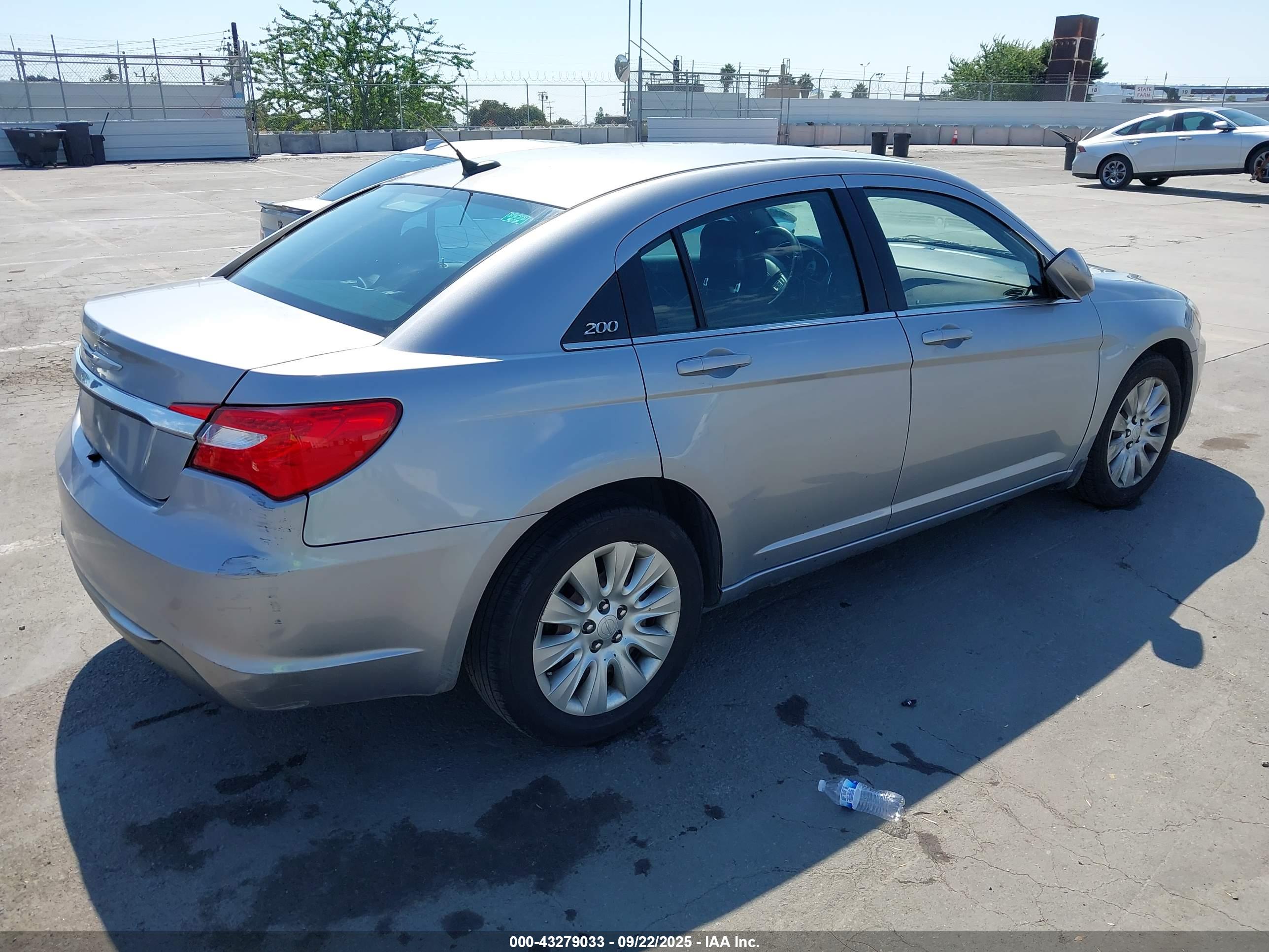 CHRYSLER 200 image 4