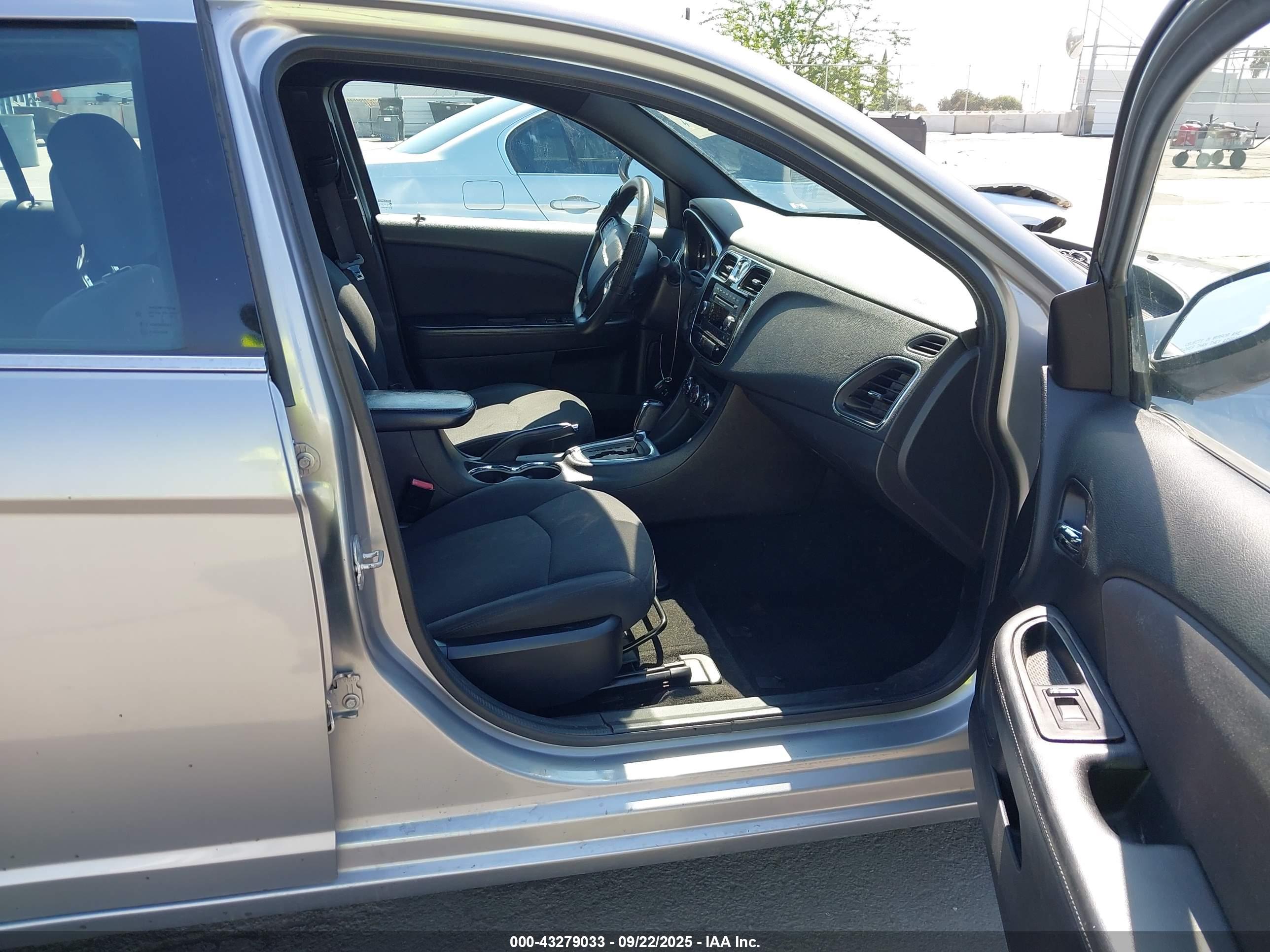 CHRYSLER 200 image 5