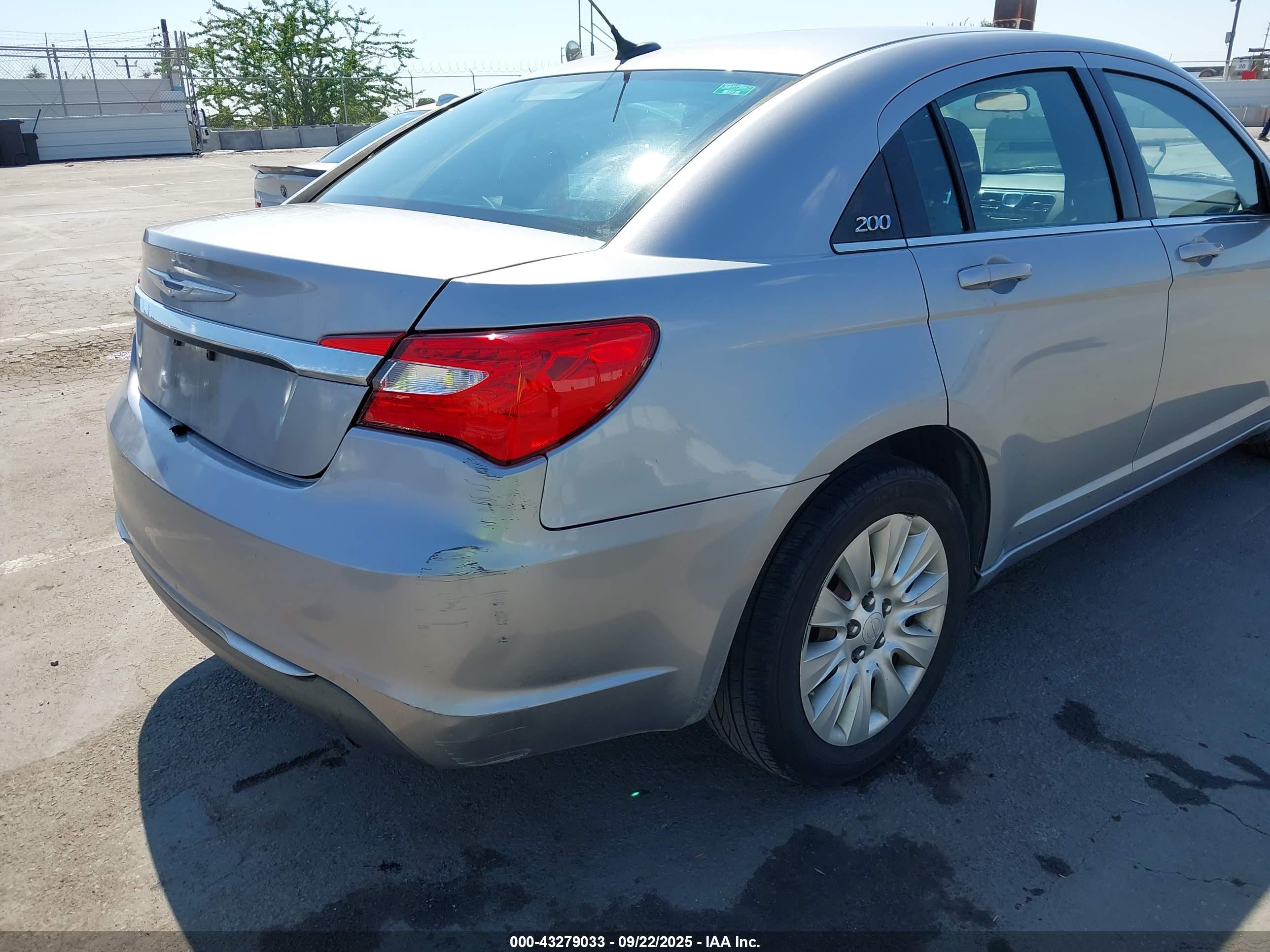 CHRYSLER 200 image 6