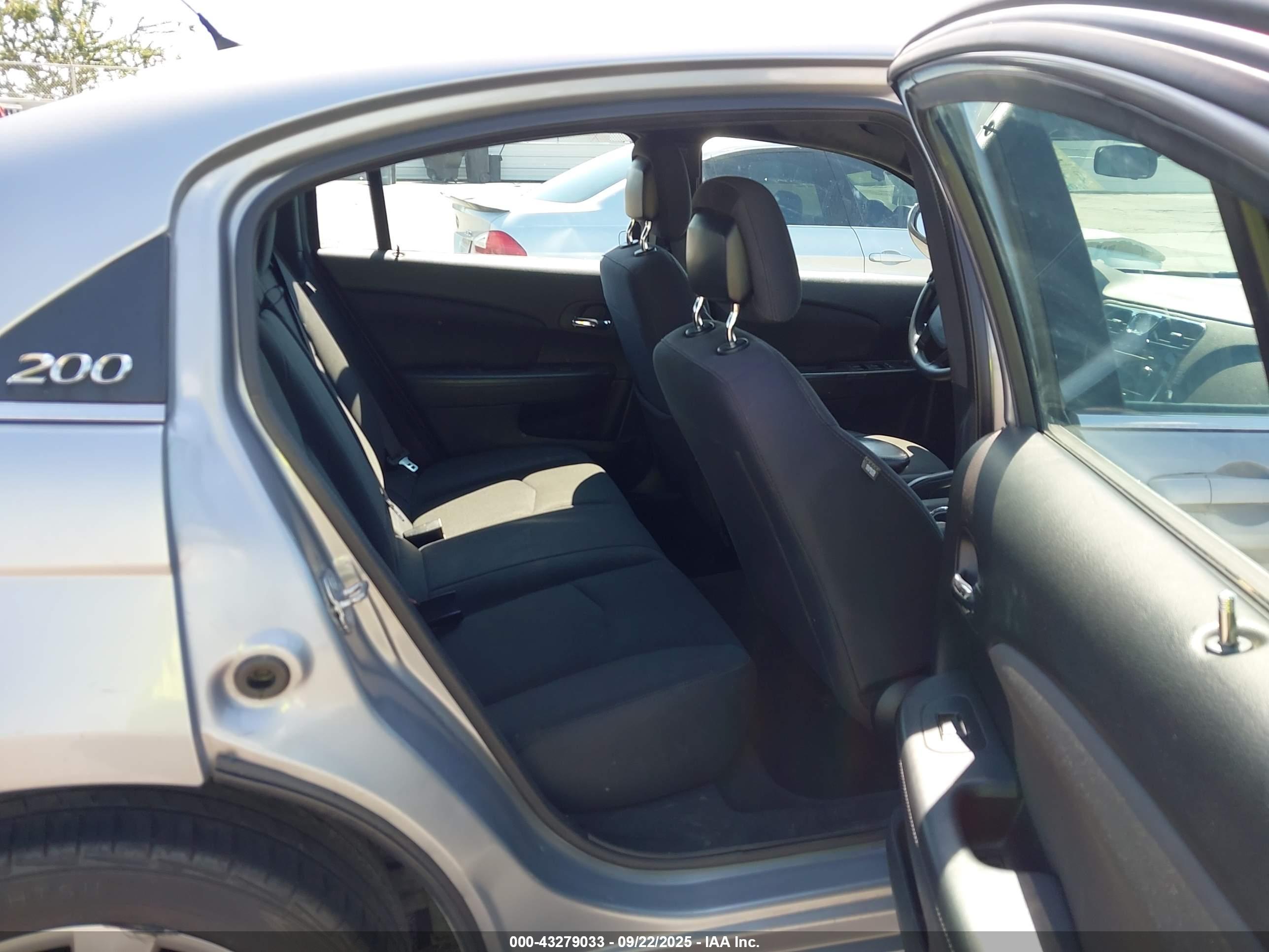CHRYSLER 200 image 8