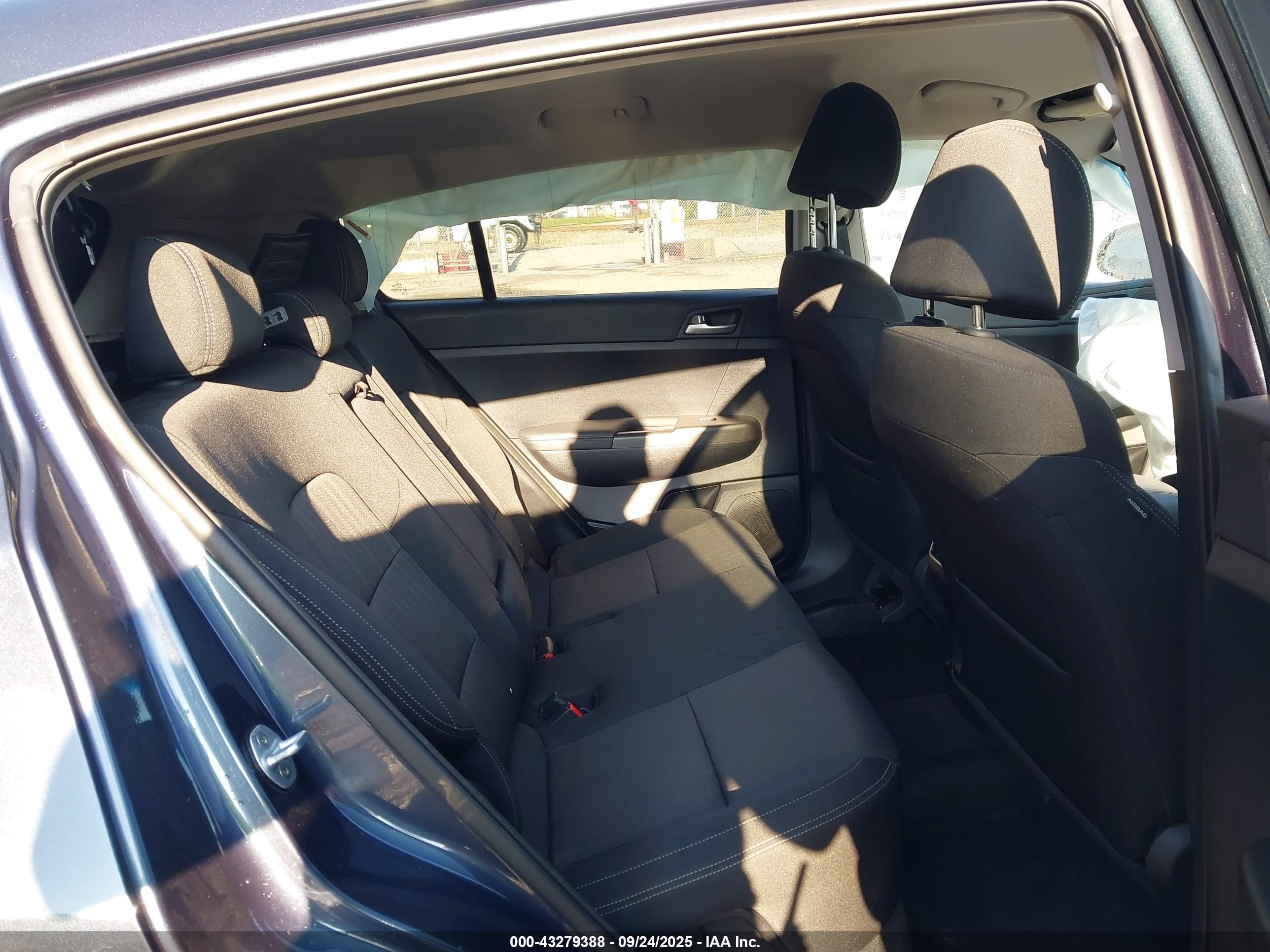 KIA SPORTAGE image 8