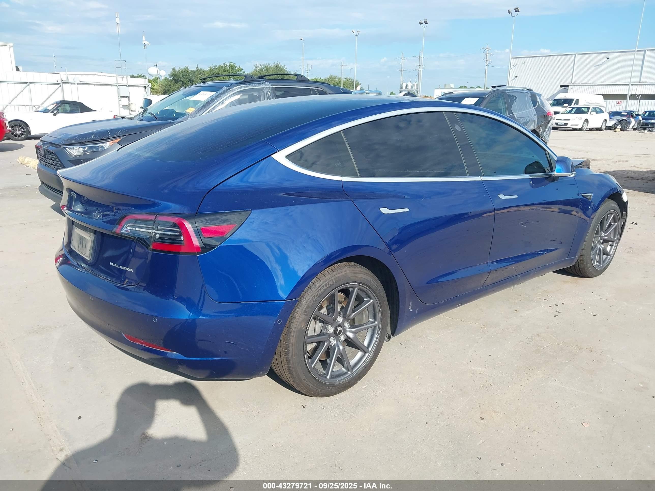TESLA MODEL image 4