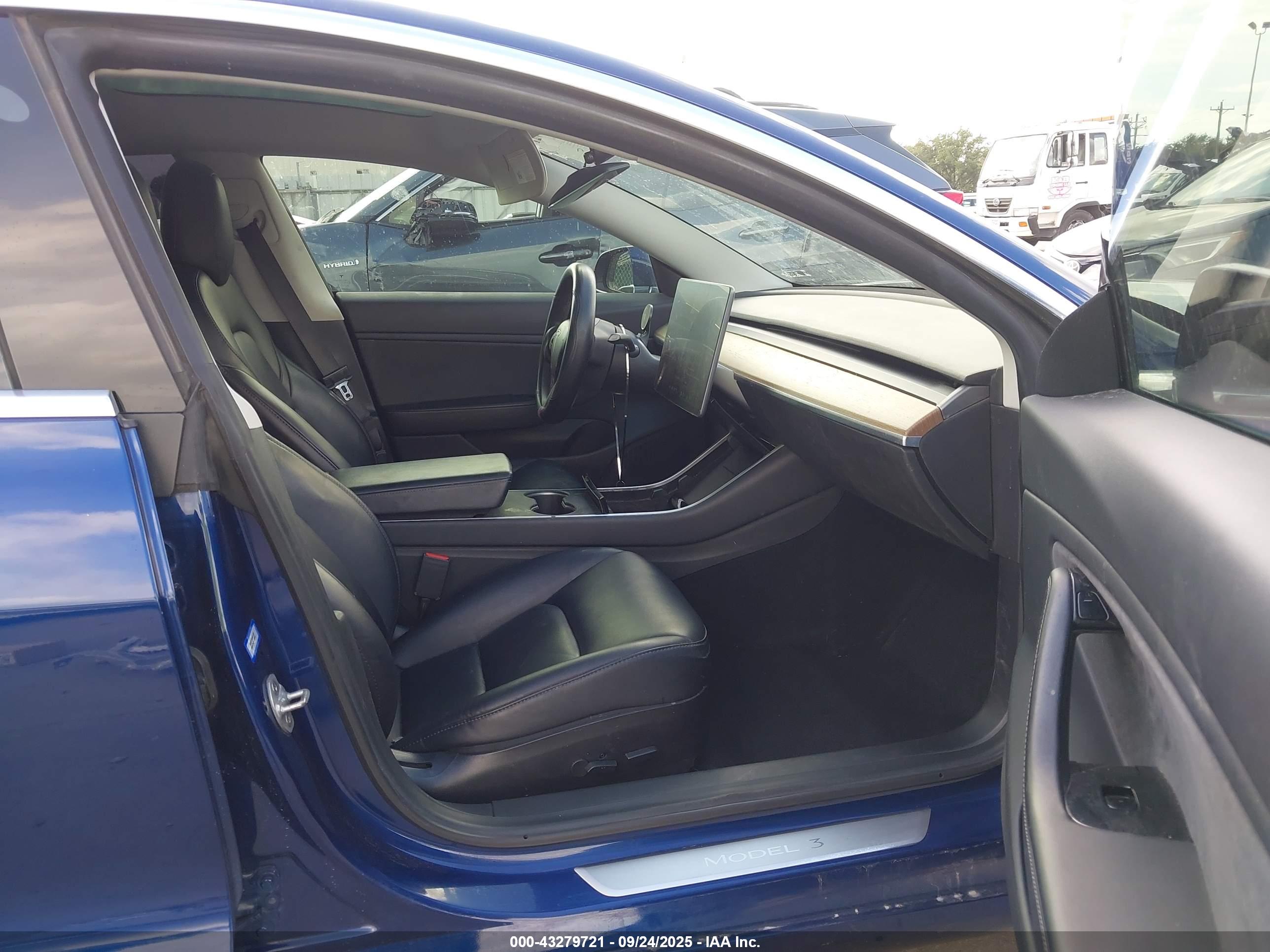 TESLA MODEL image 5