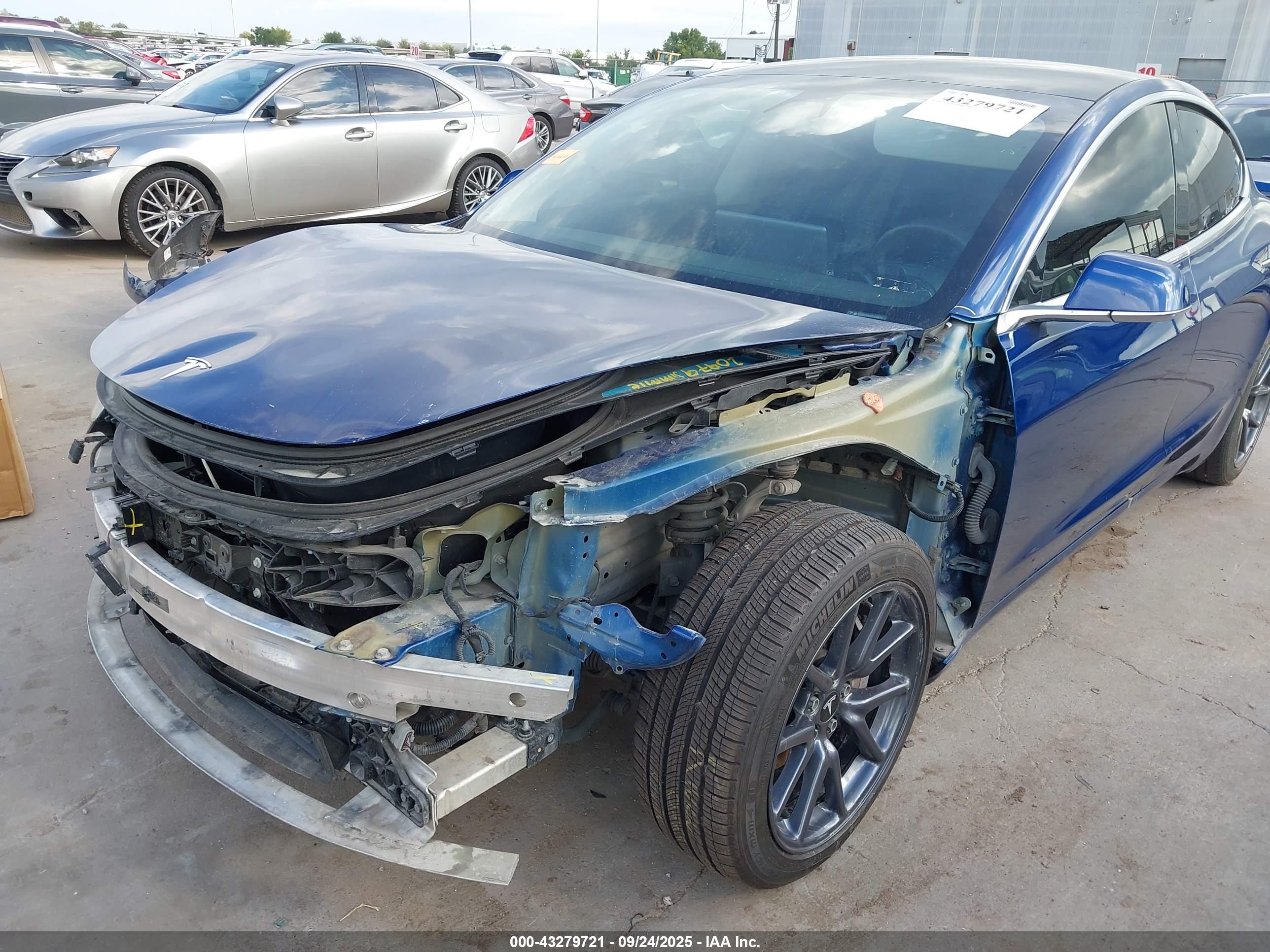TESLA MODEL image 6