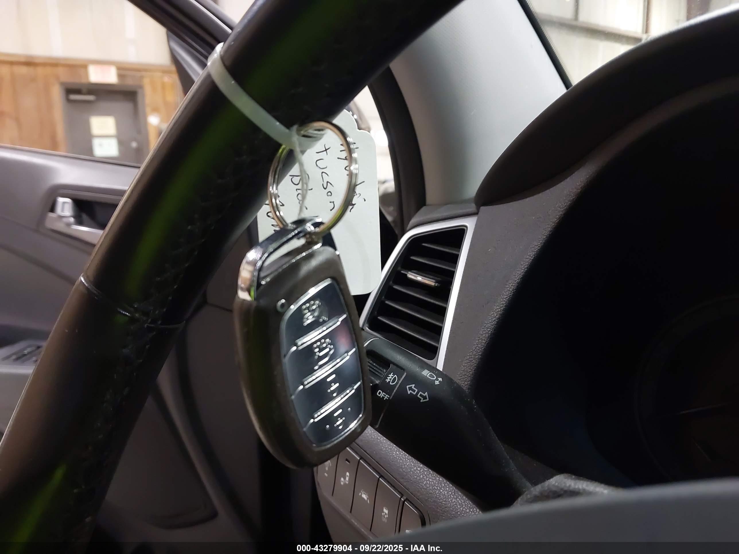 HYUNDAI TUCSON image 11