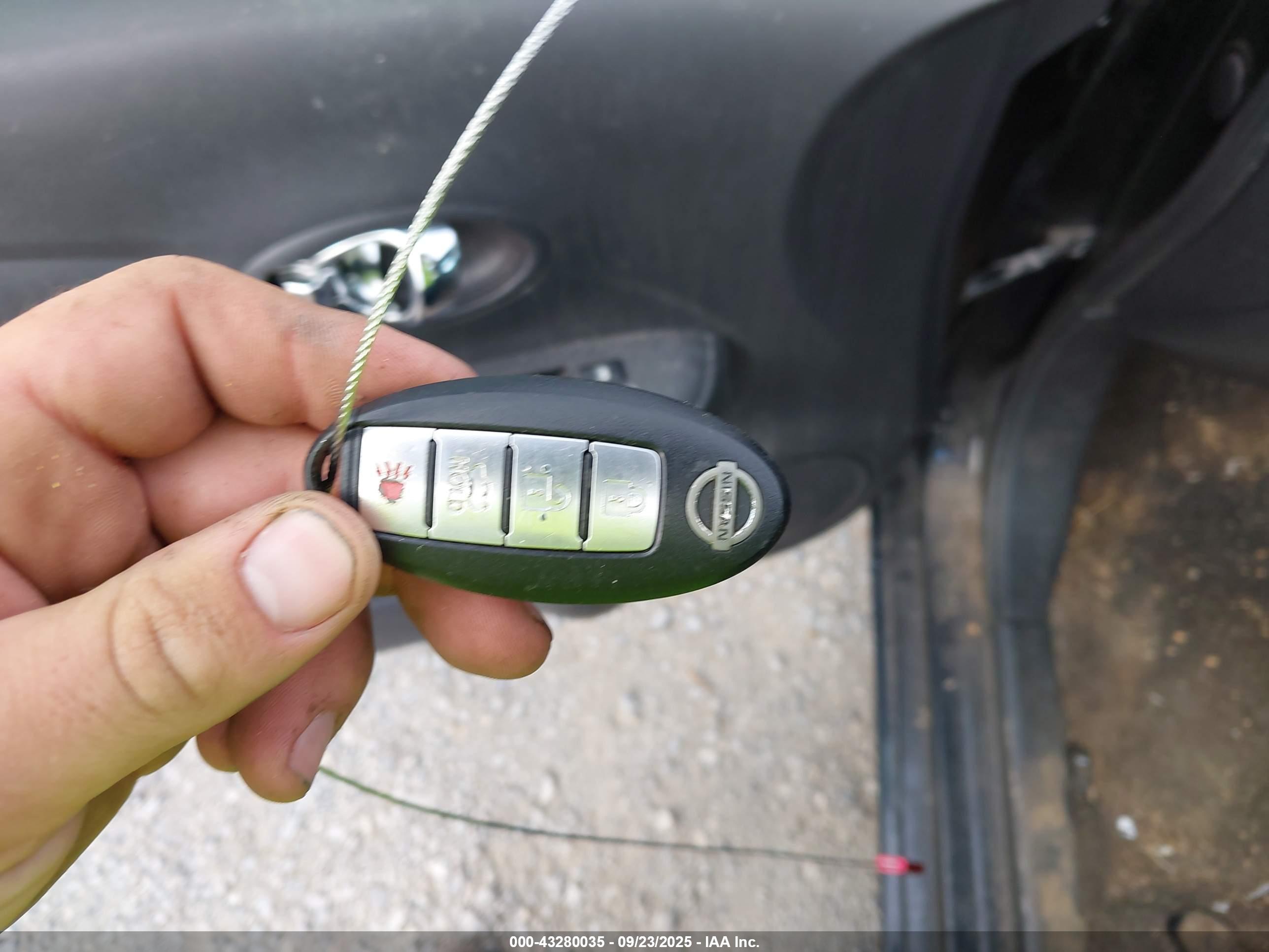 NISSAN VERSA image 11