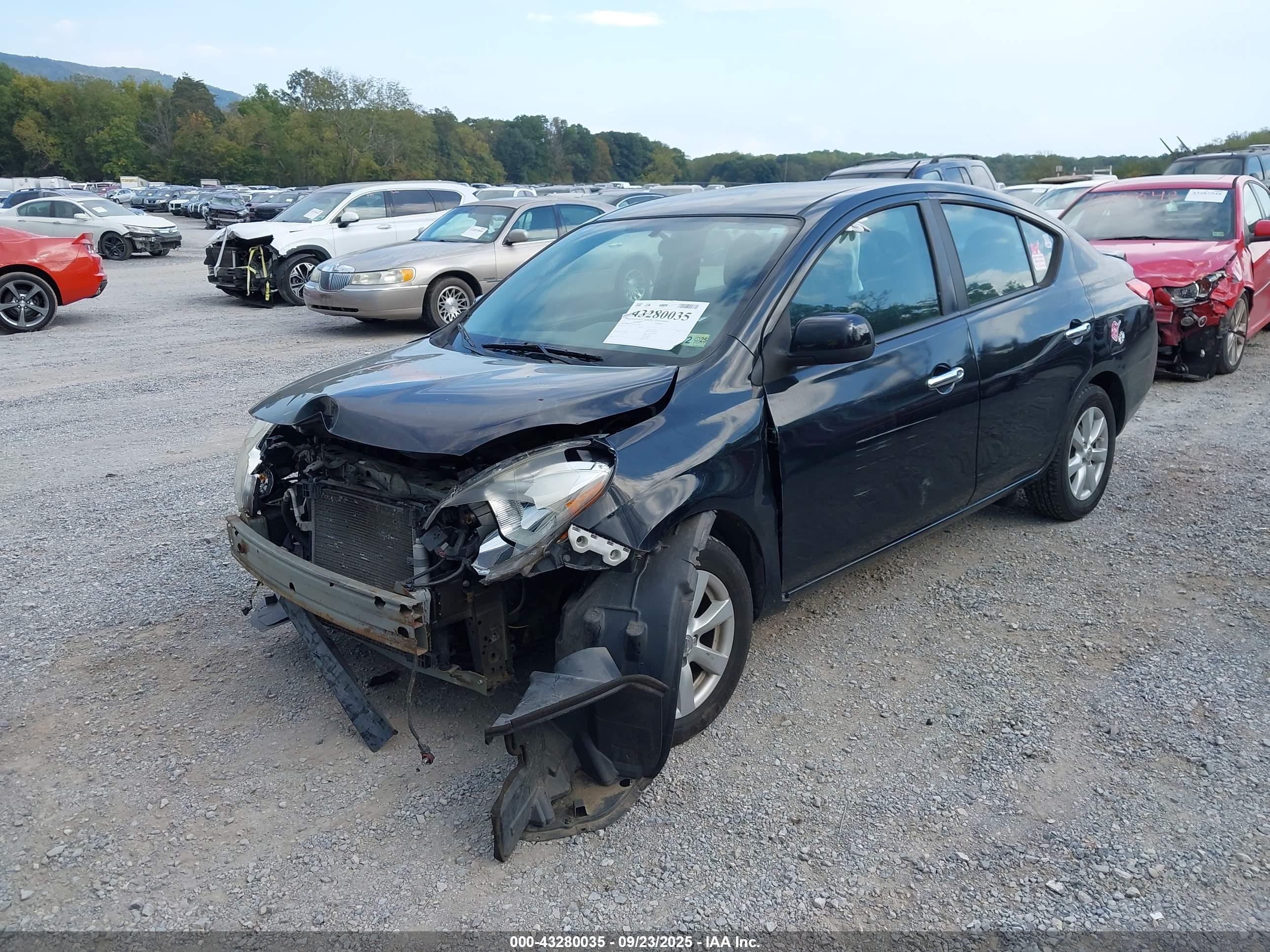 NISSAN VERSA image 2