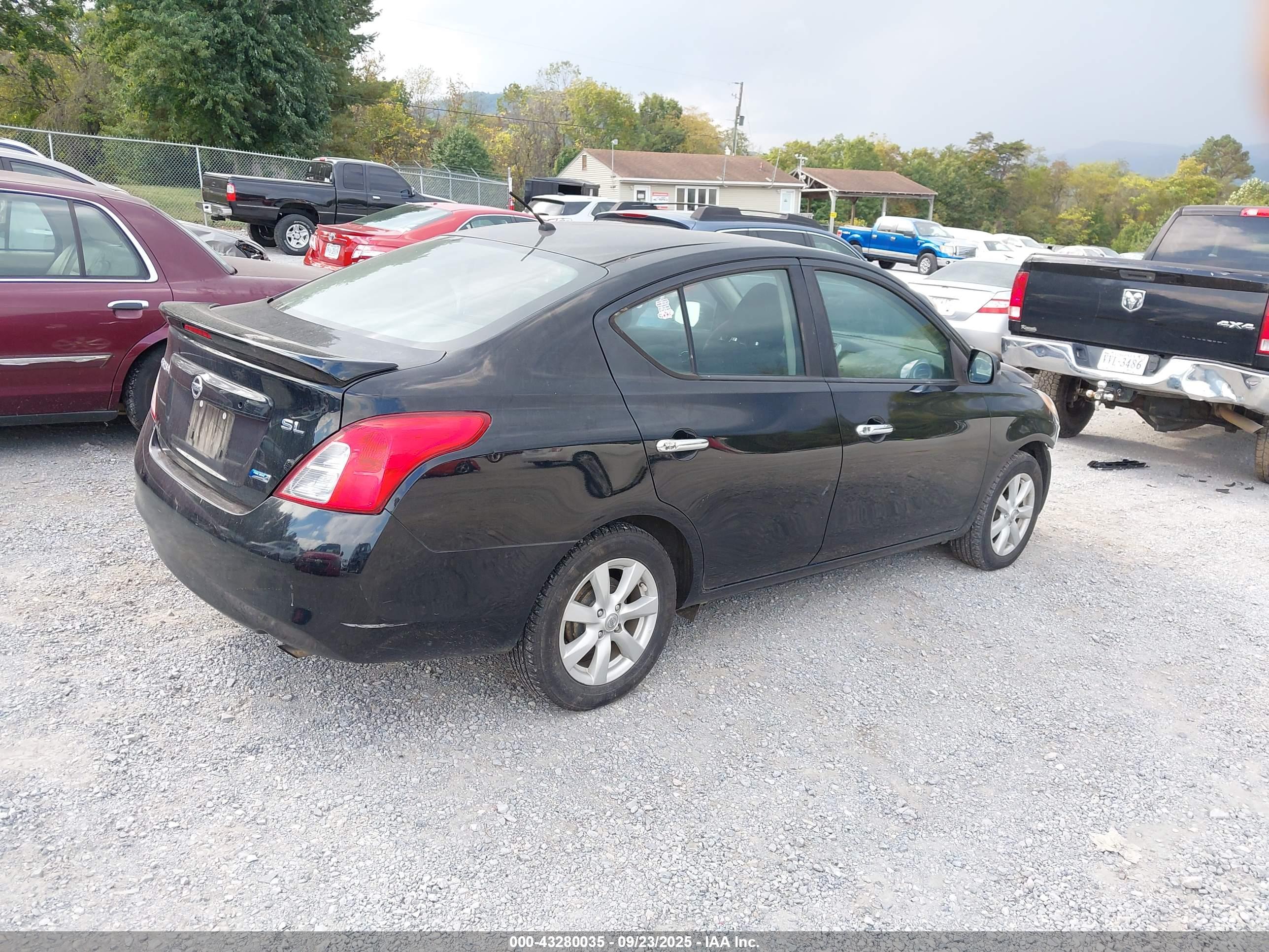 NISSAN VERSA image 4