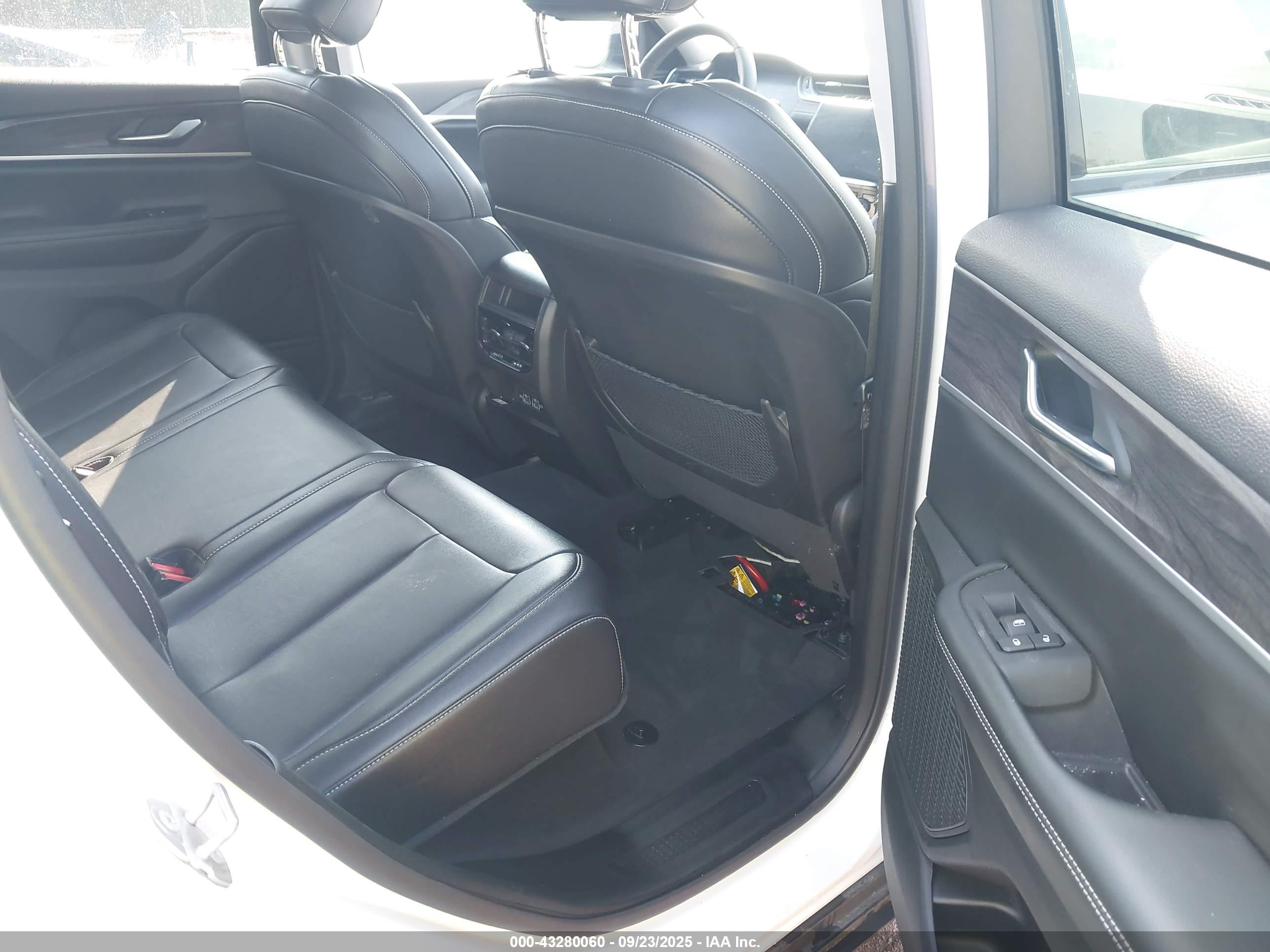 JEEP GRAND image 8