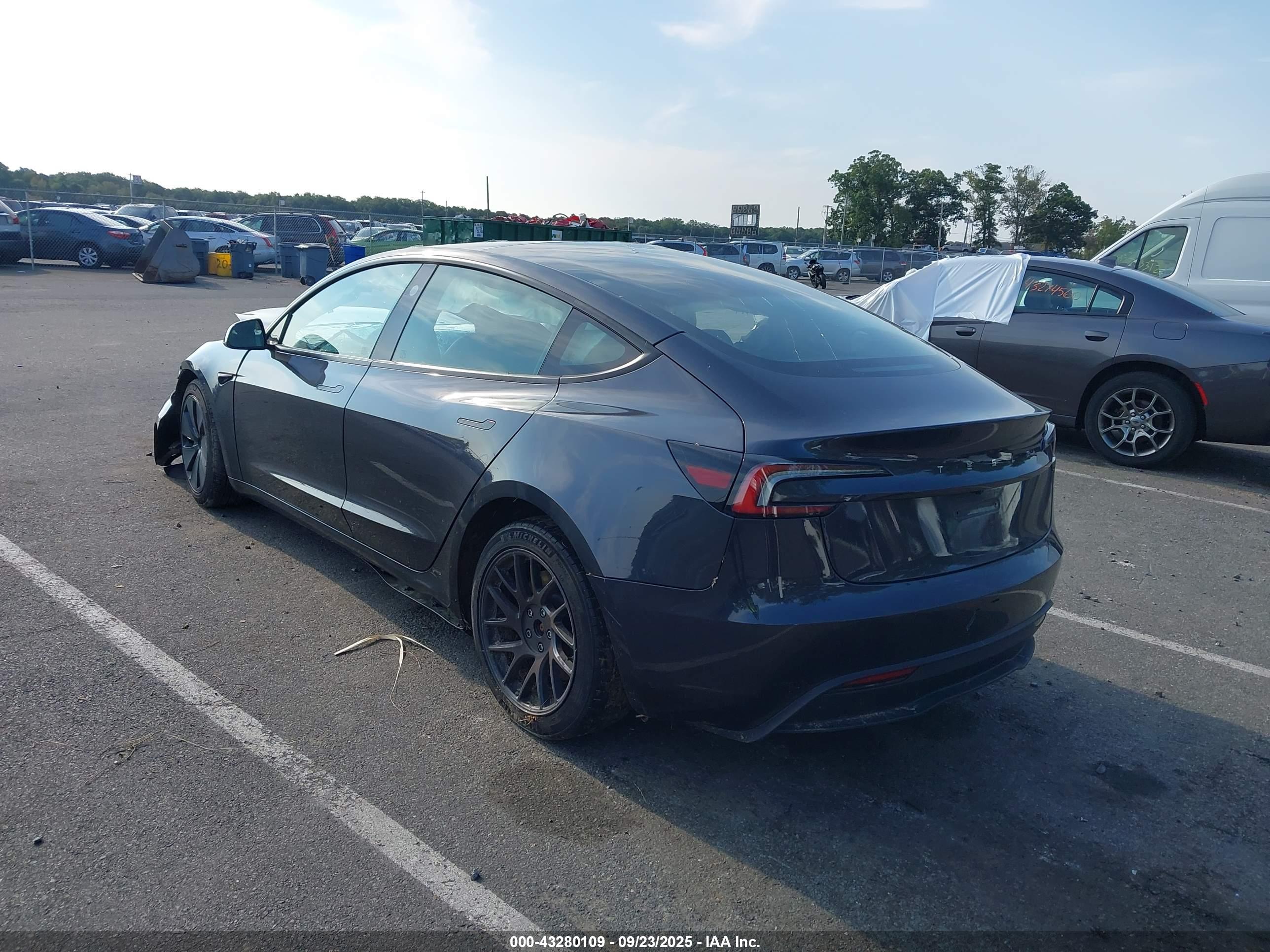 TESLA MODEL image 3
