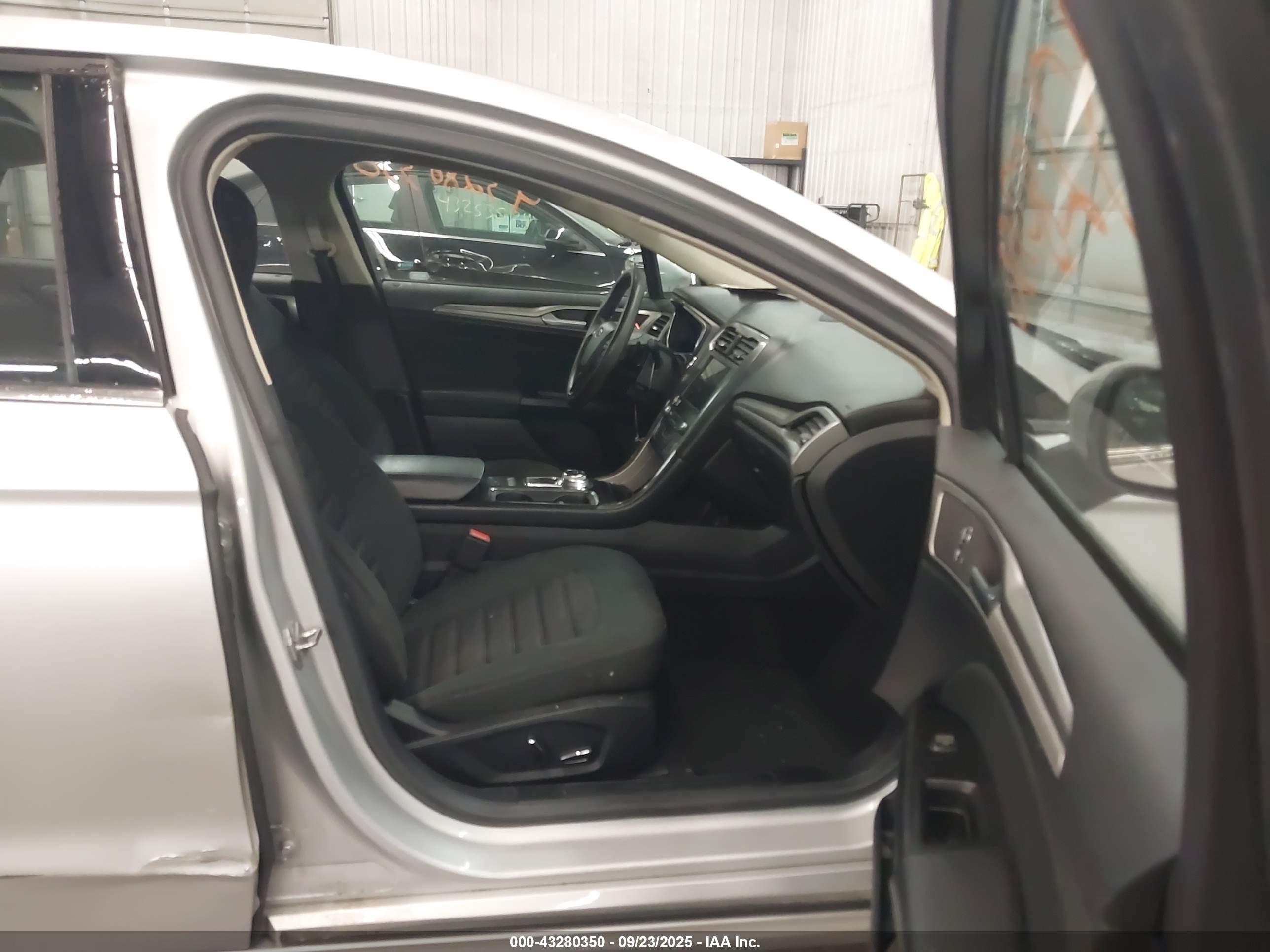 FORD FUSION image 5
