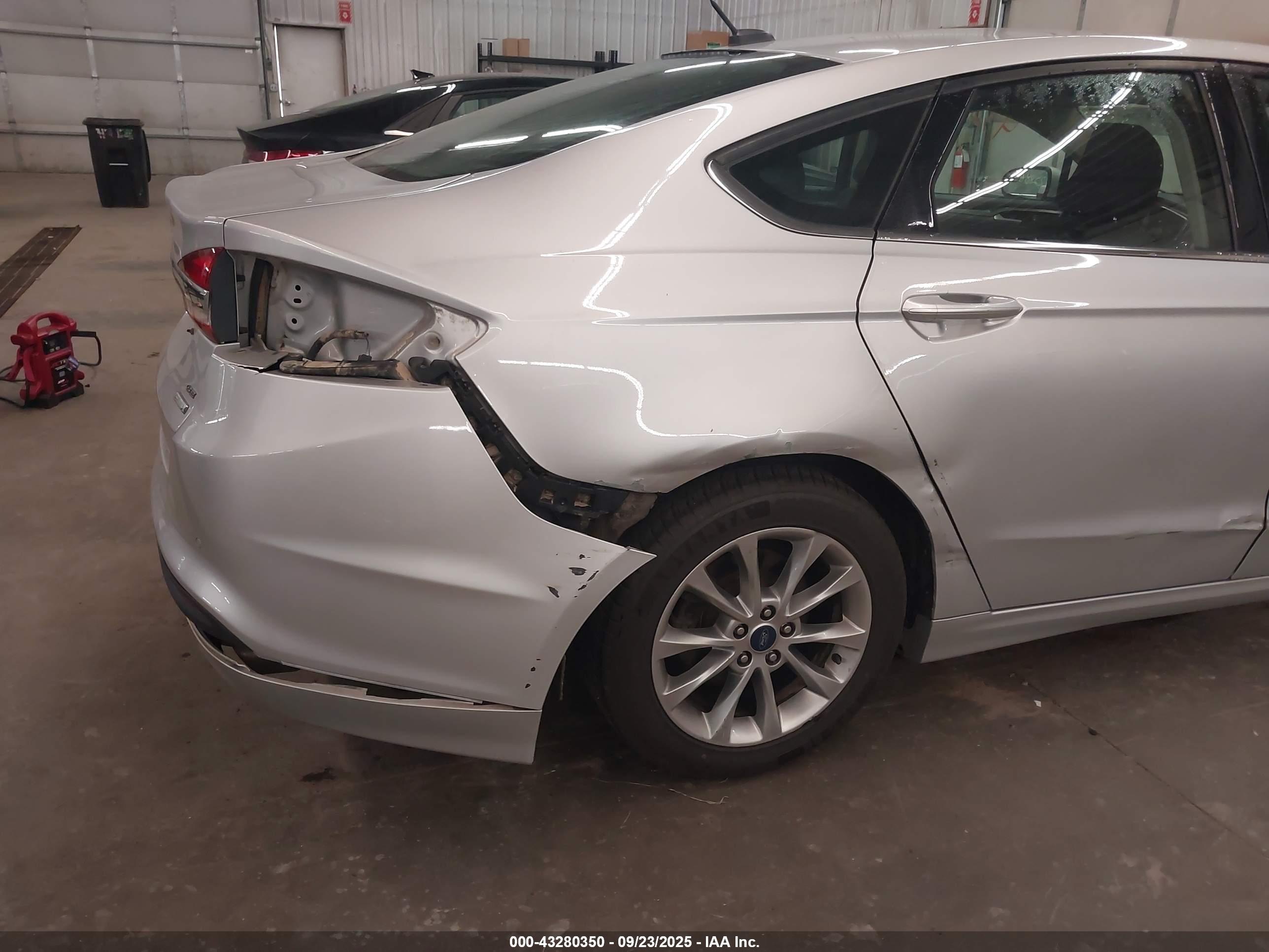 FORD FUSION image 6
