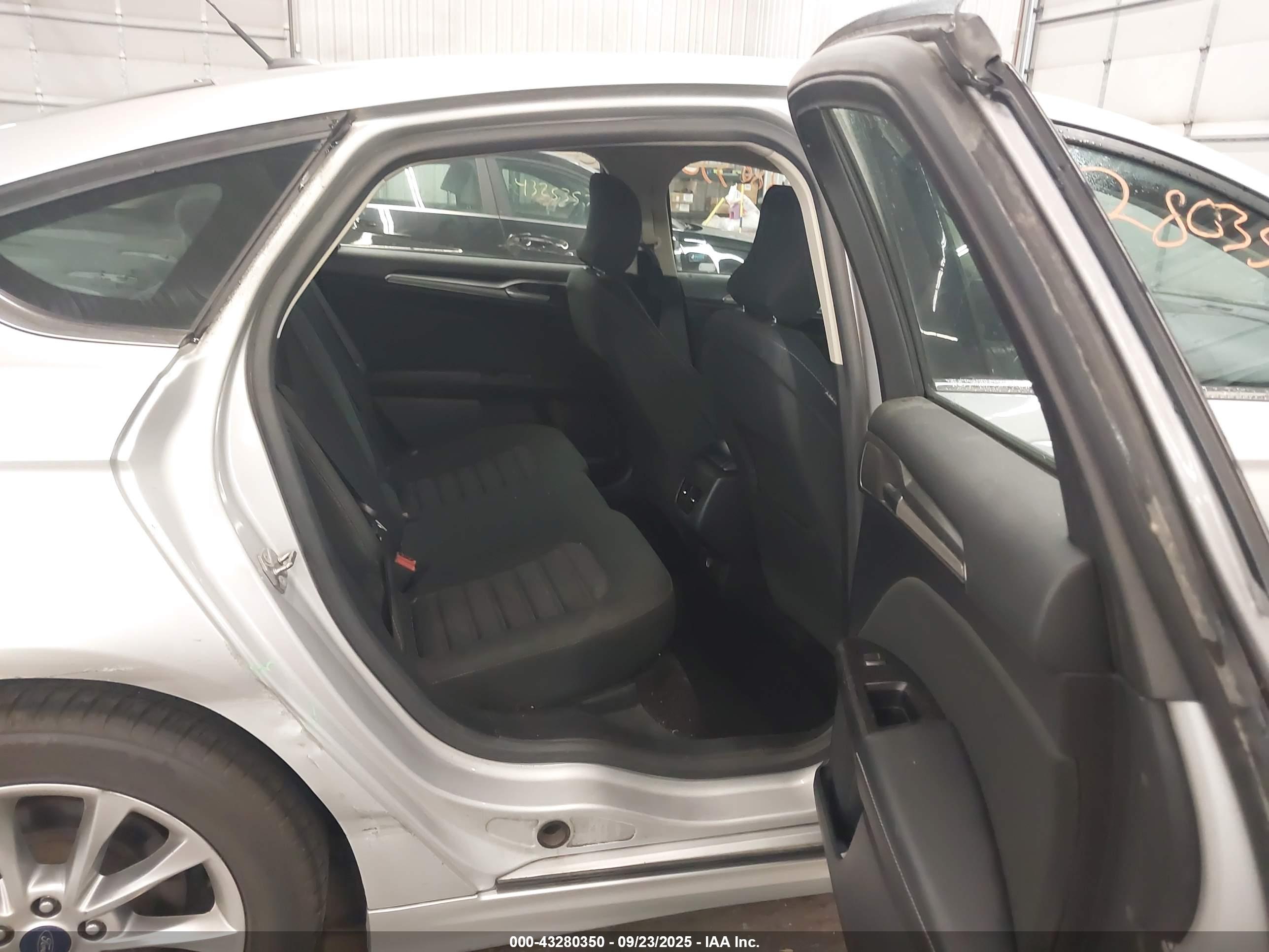 FORD FUSION image 8