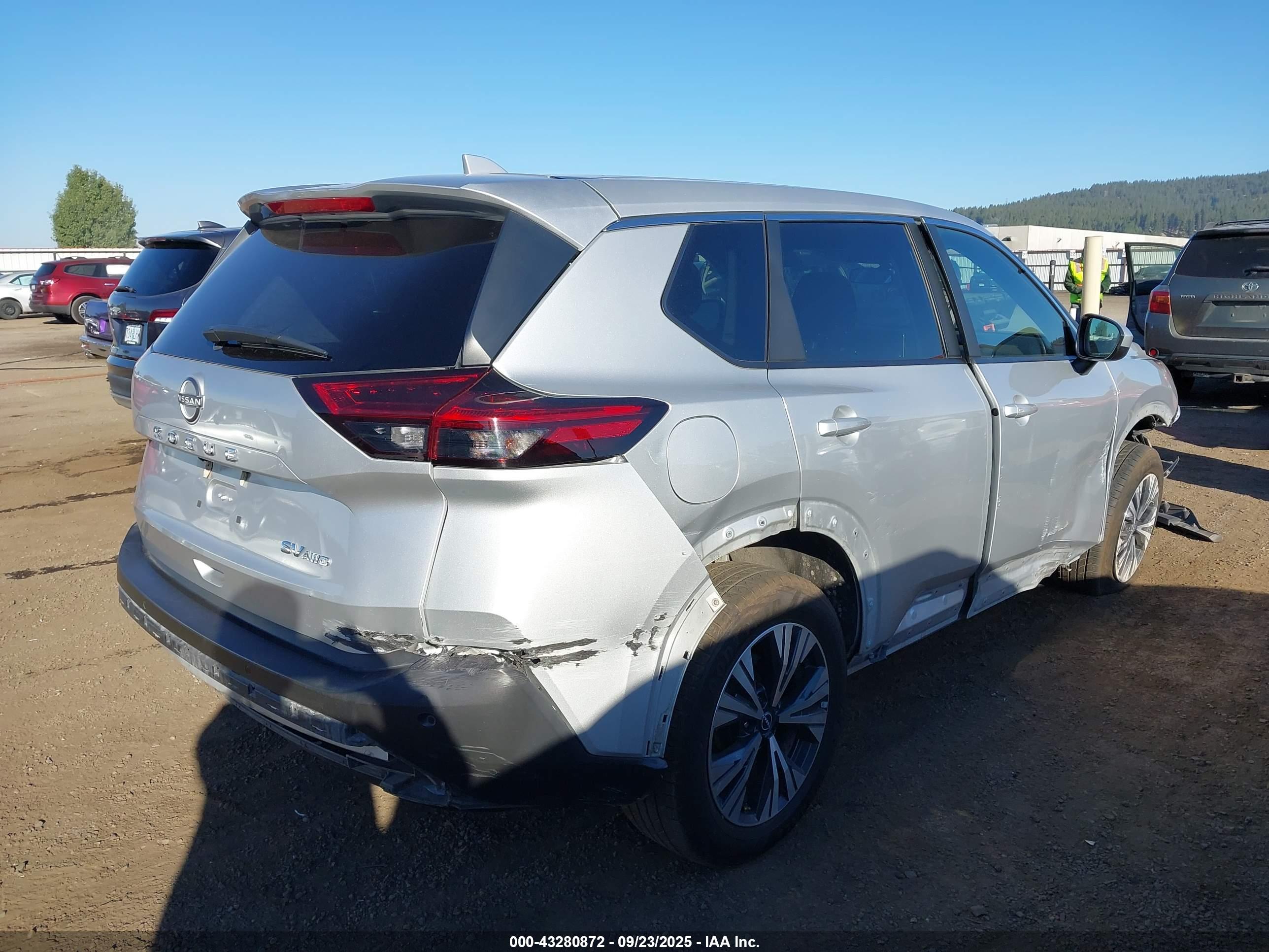 NISSAN ROGUE image 4