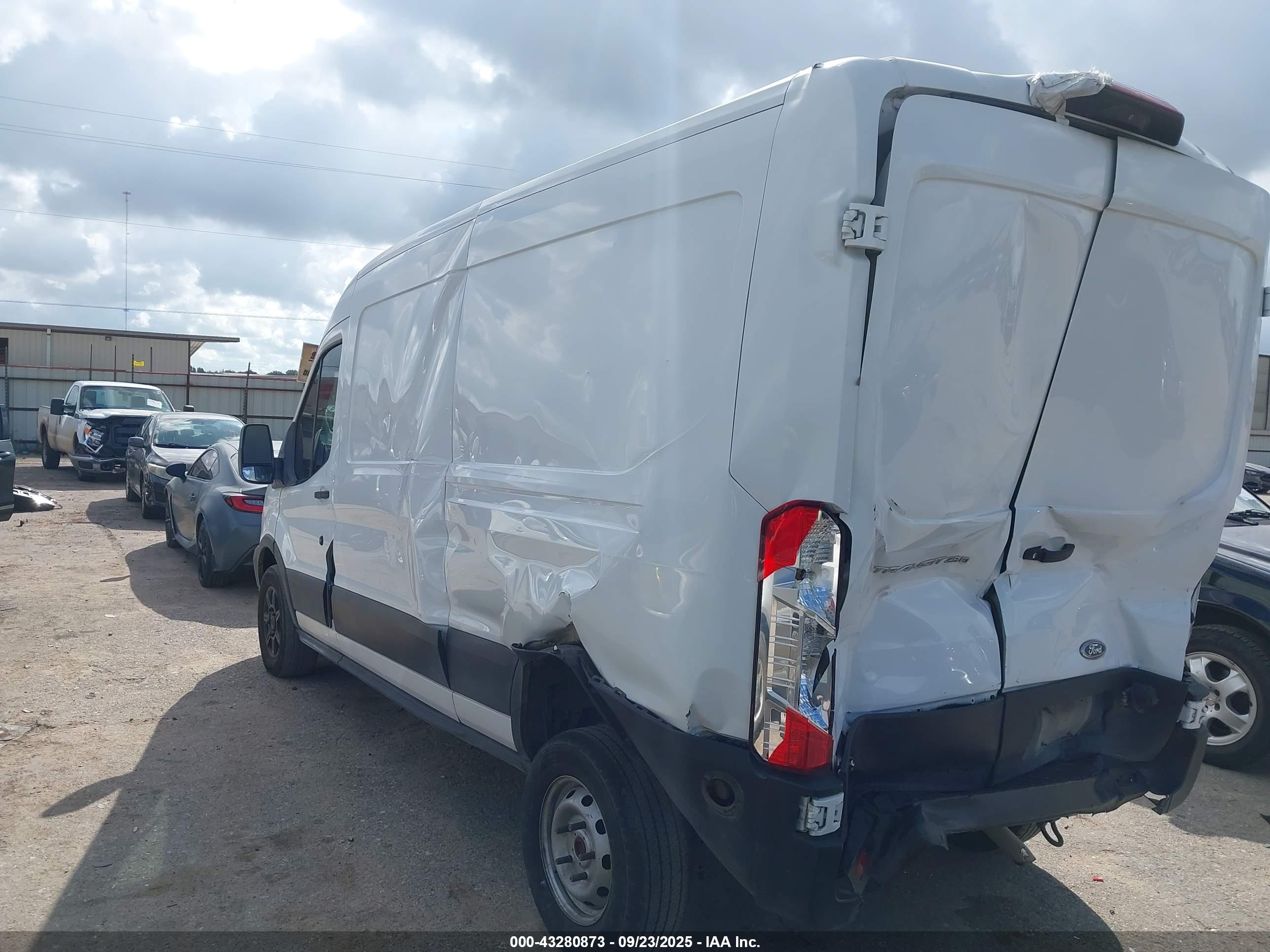 FORD TRANSIT-250 image 3