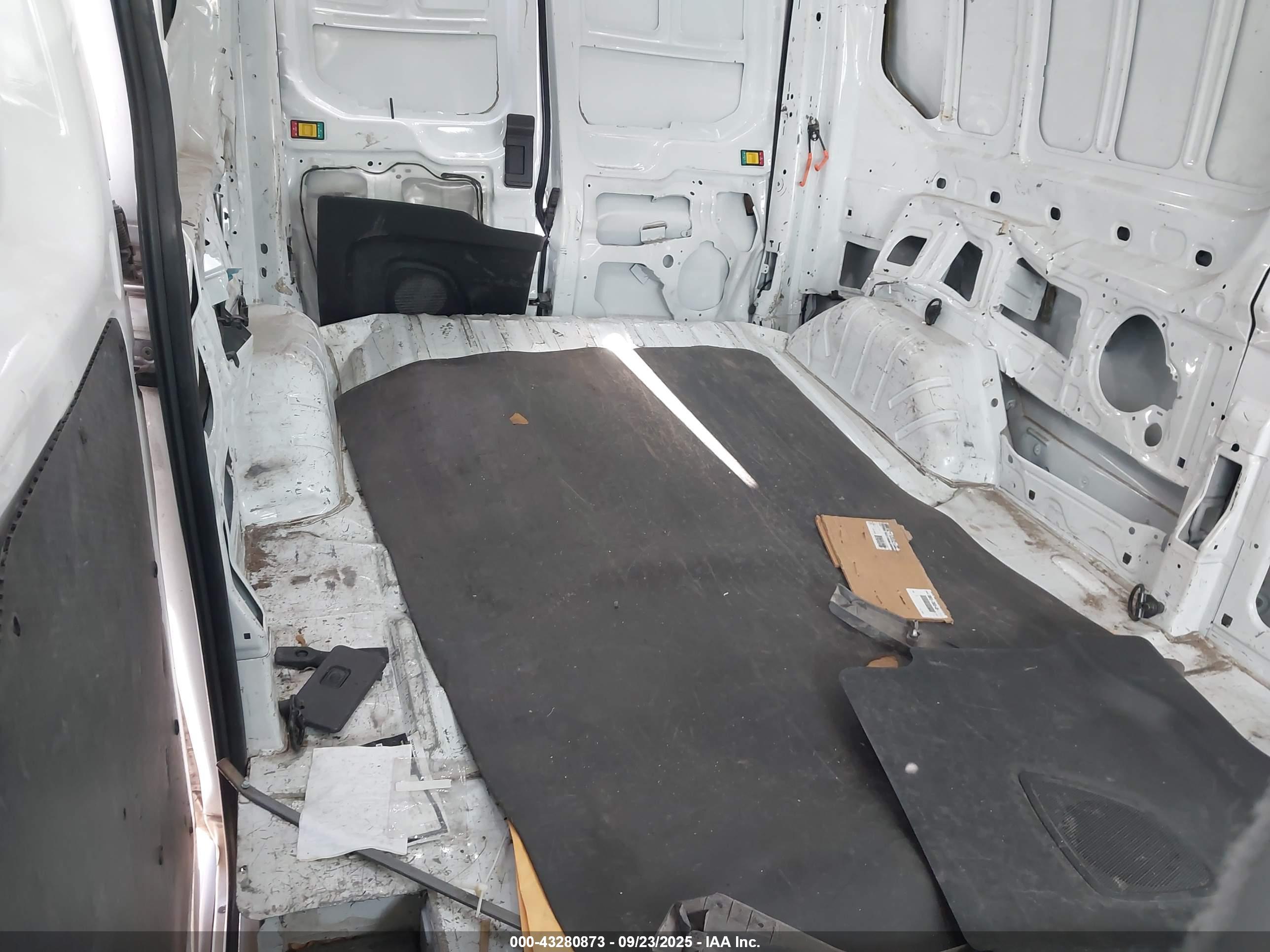 FORD TRANSIT-250 image 8