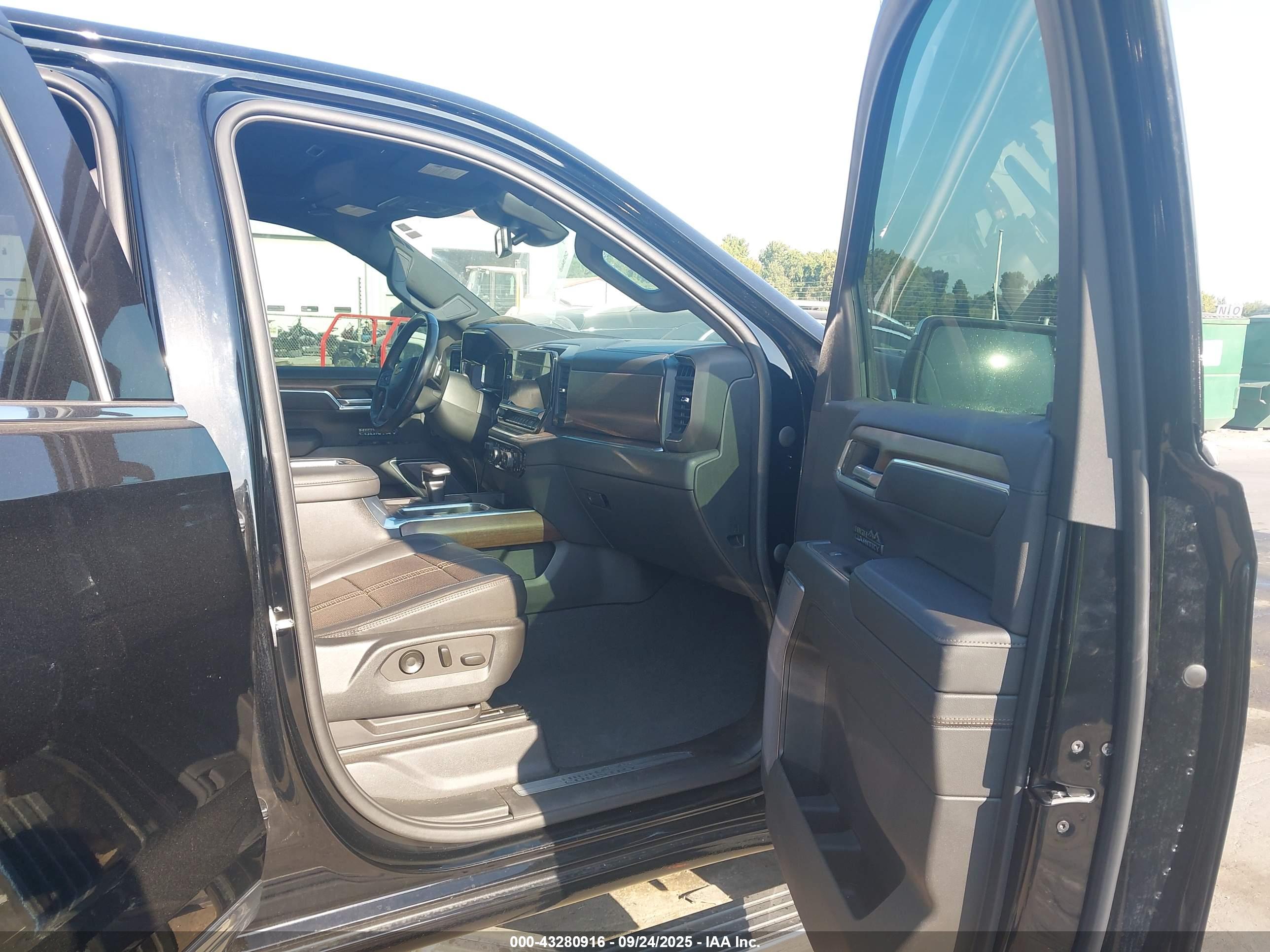 CHEVROLET SILVERADO image 5