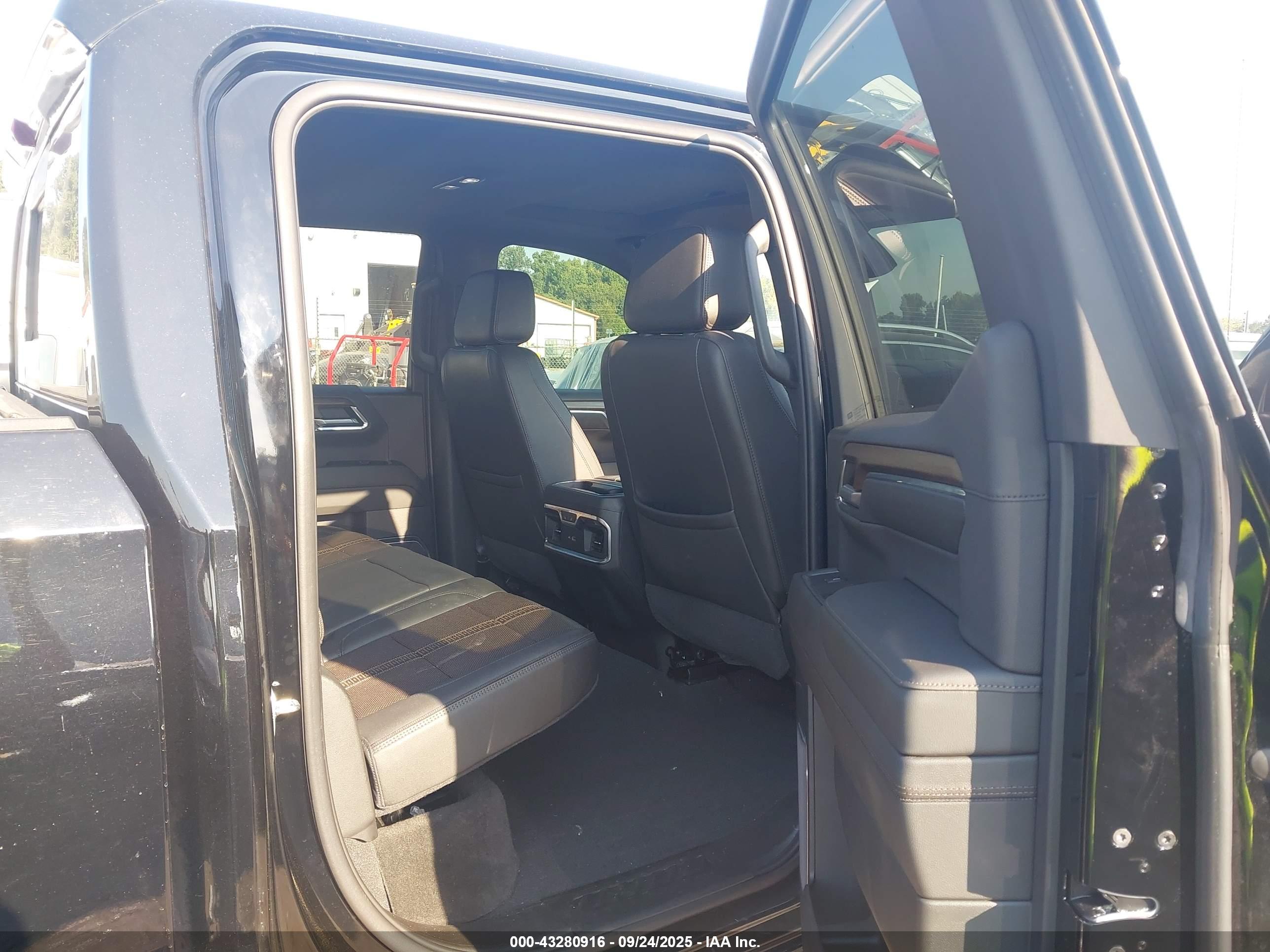 CHEVROLET SILVERADO image 8