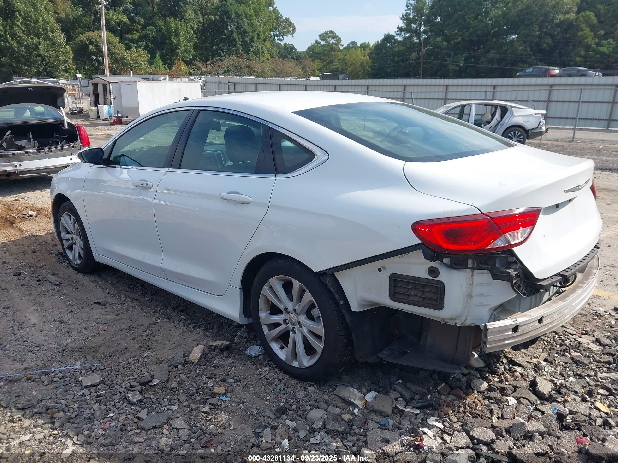 CHRYSLER 200 image 3