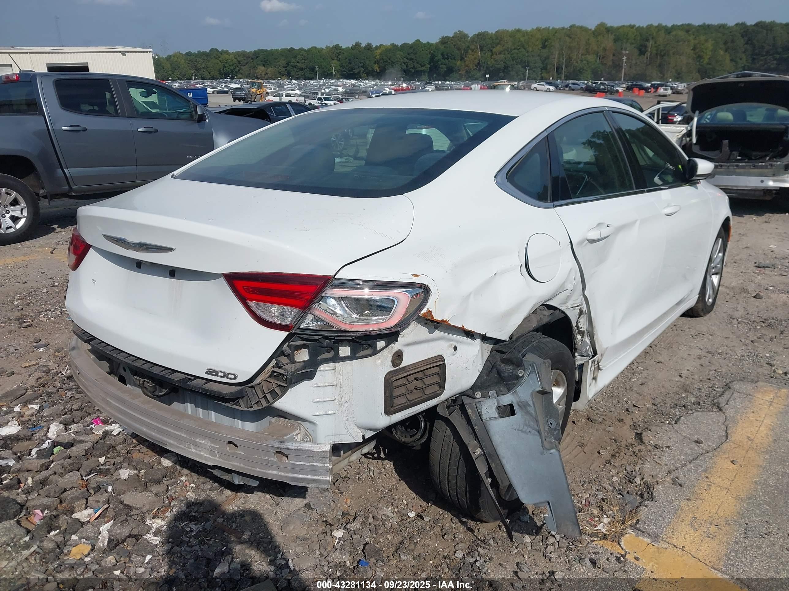 CHRYSLER 200 image 4