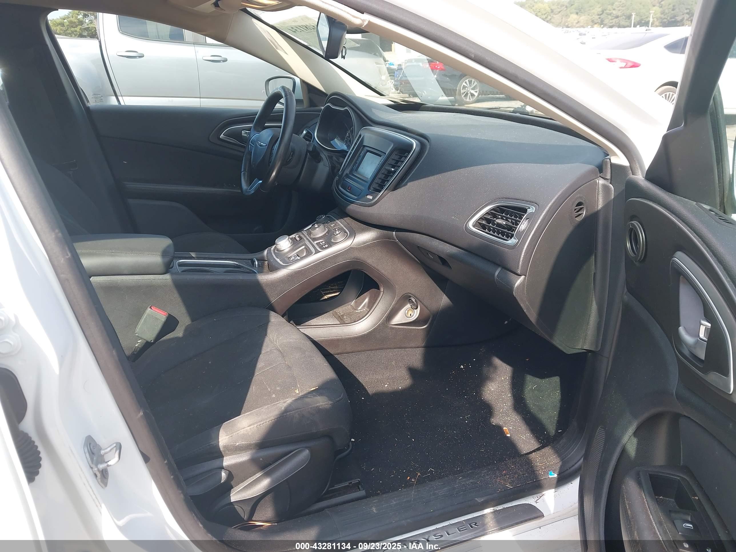 CHRYSLER 200 image 5