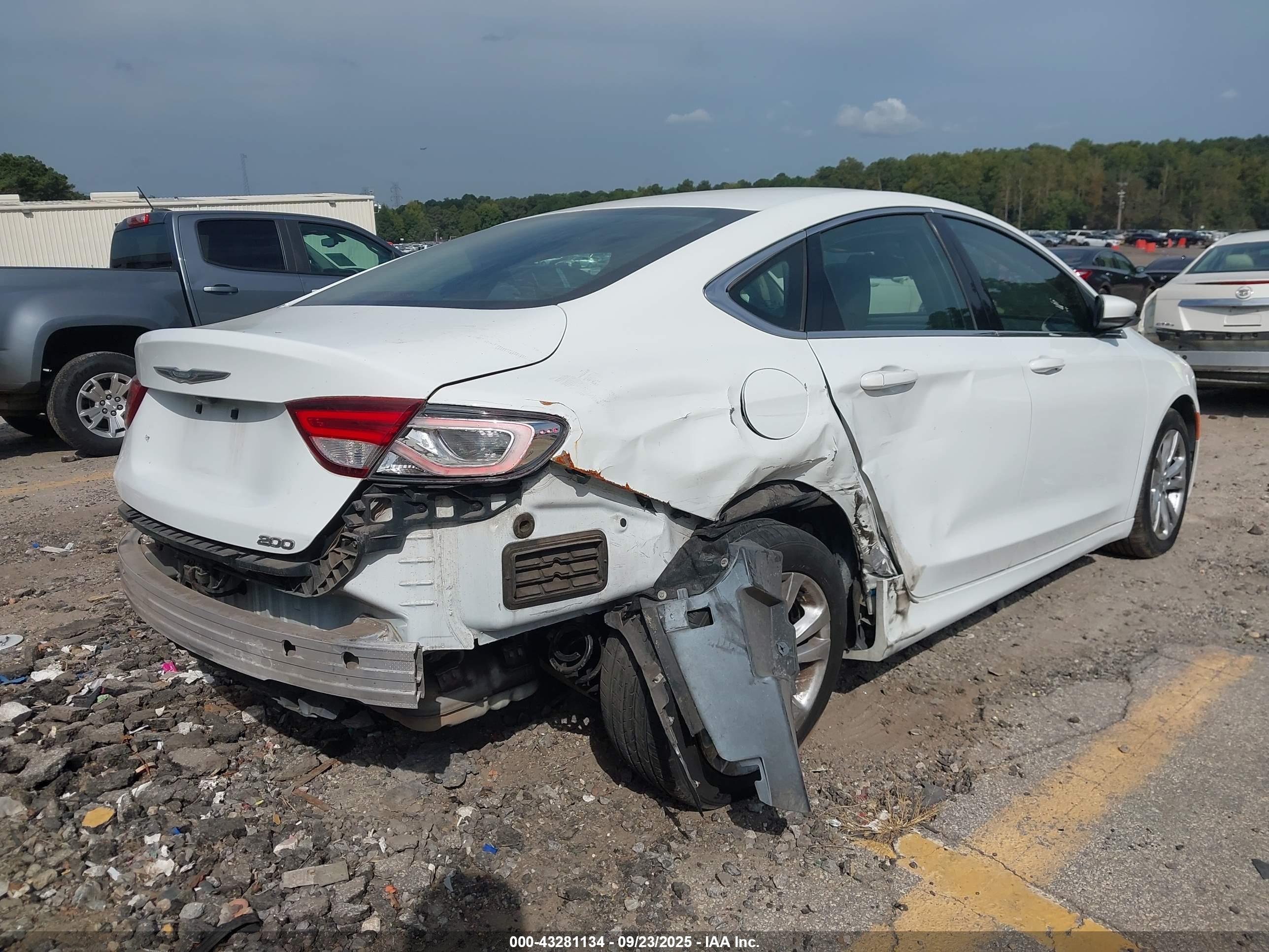 CHRYSLER 200 image 6