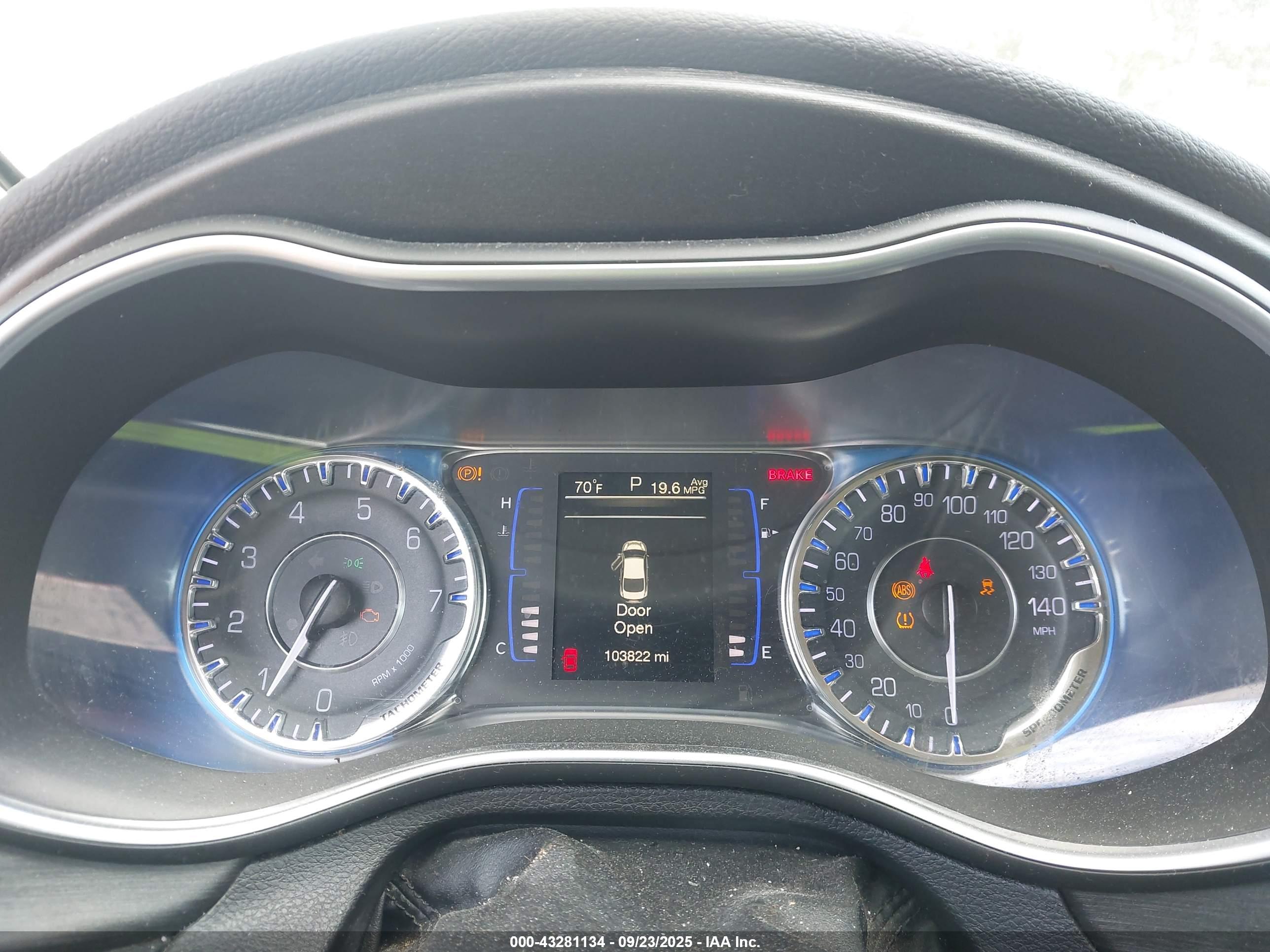 CHRYSLER 200 image 7