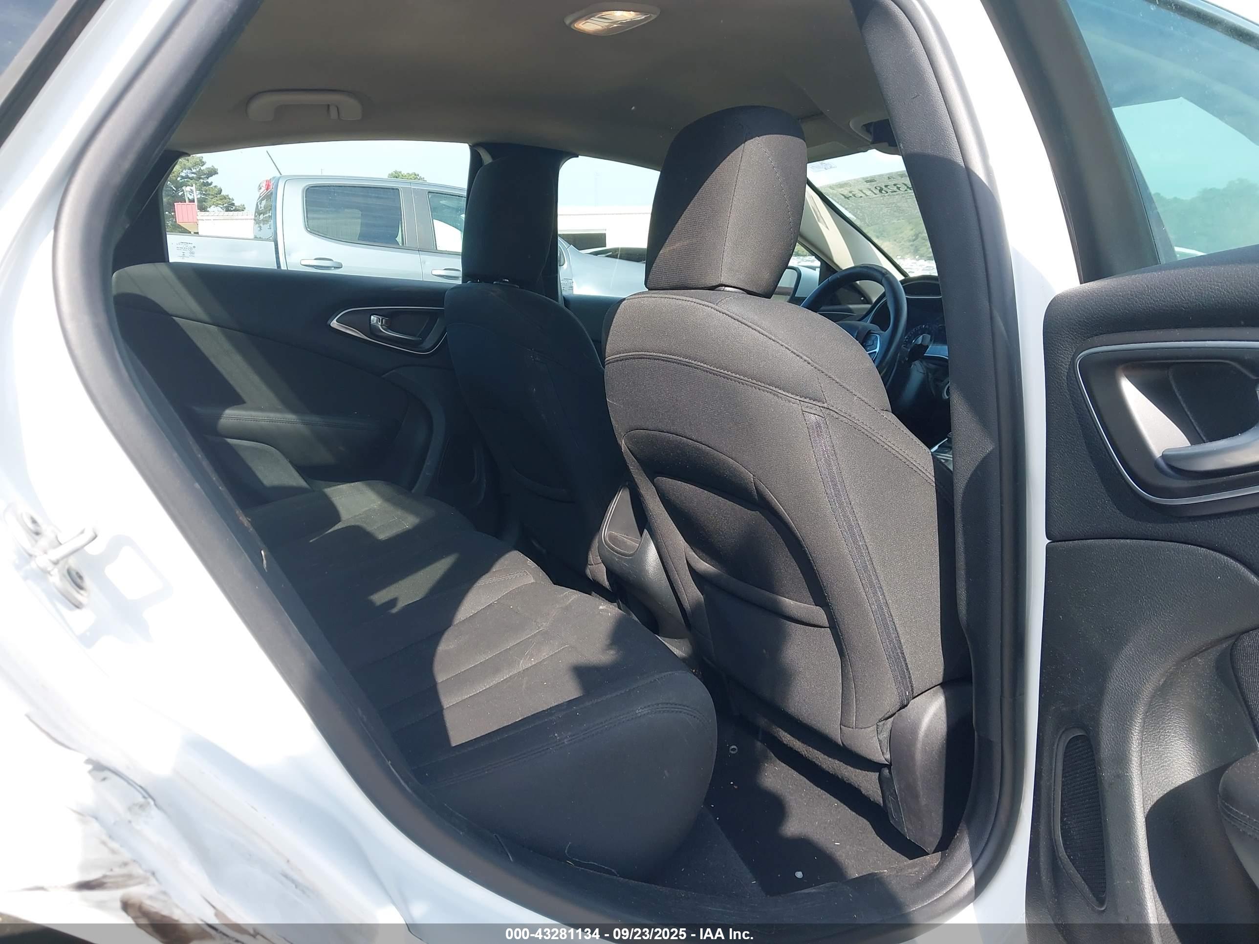 CHRYSLER 200 image 8