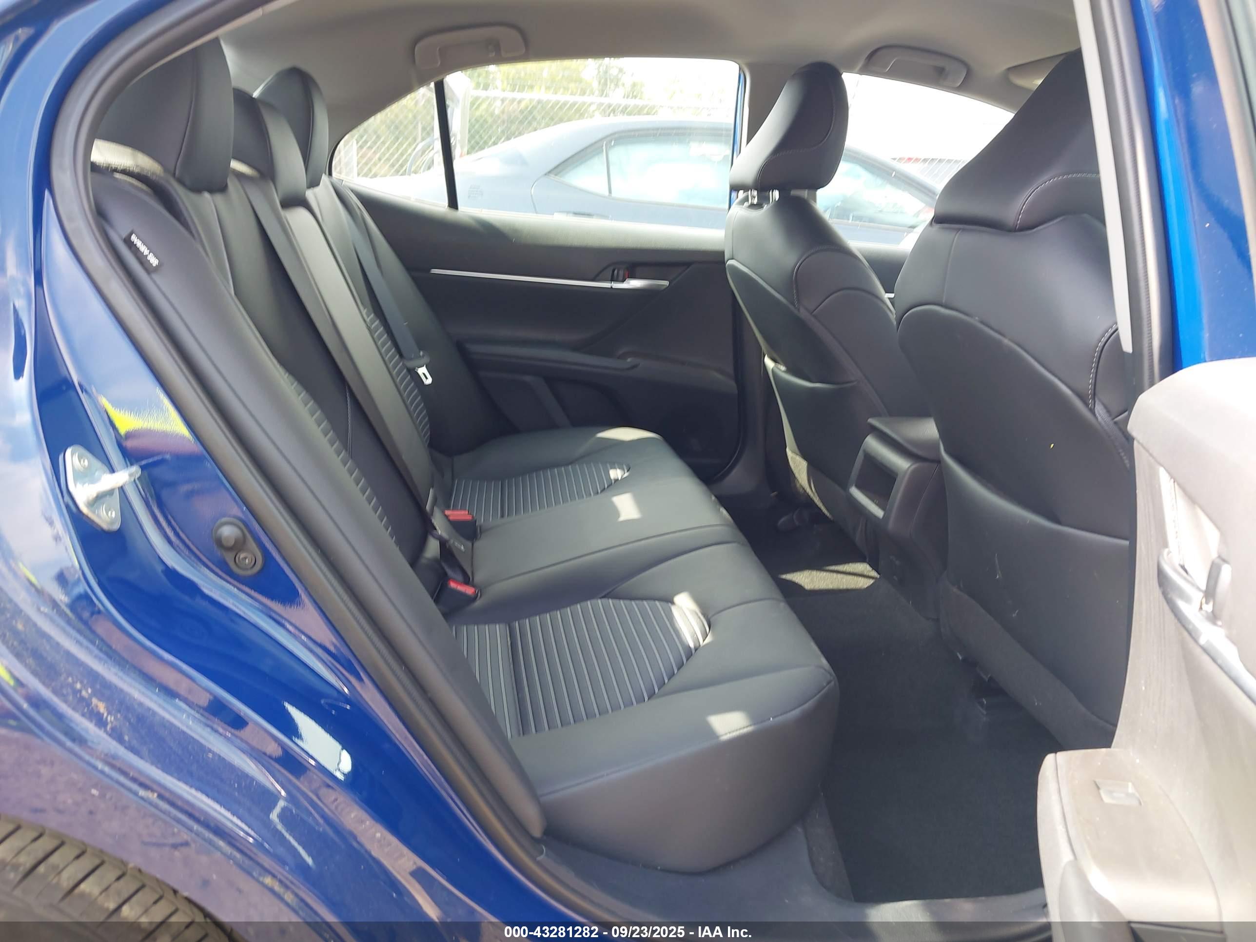 TOYOTA CAMRY image 8