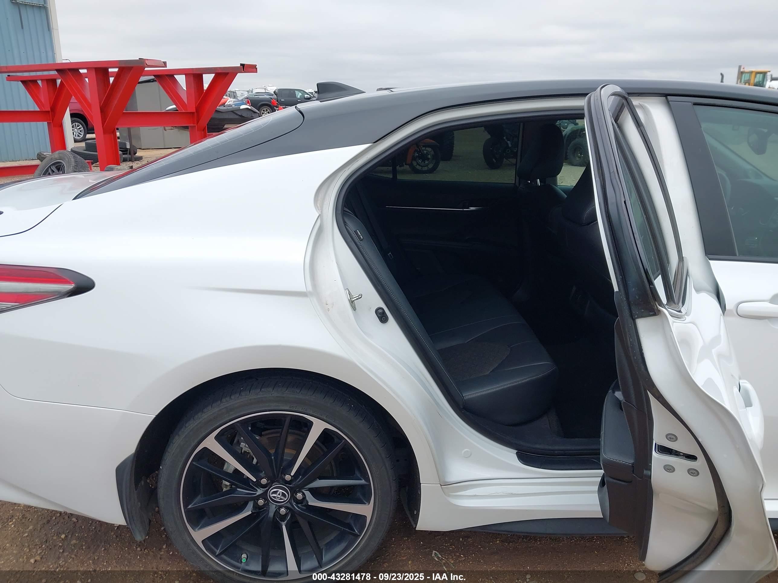 TOYOTA CAMRY image 8