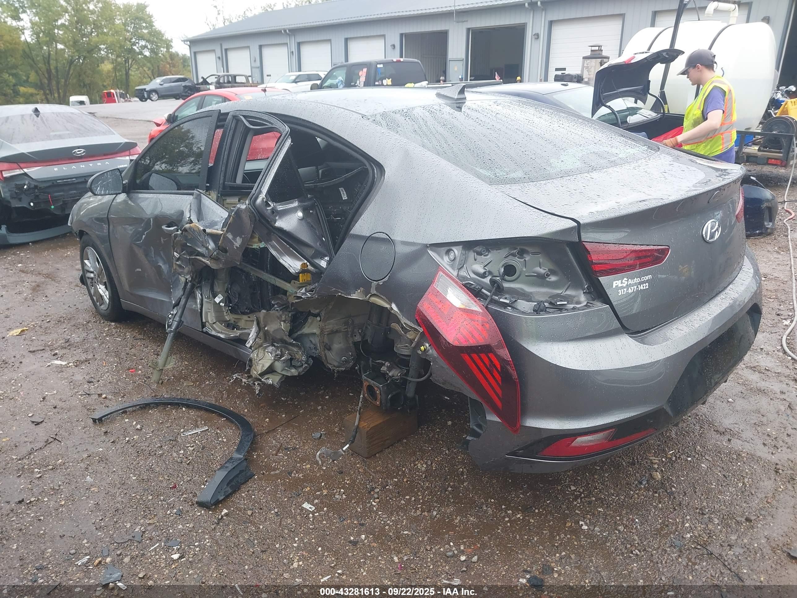 HYUNDAI ELANTRA image 3