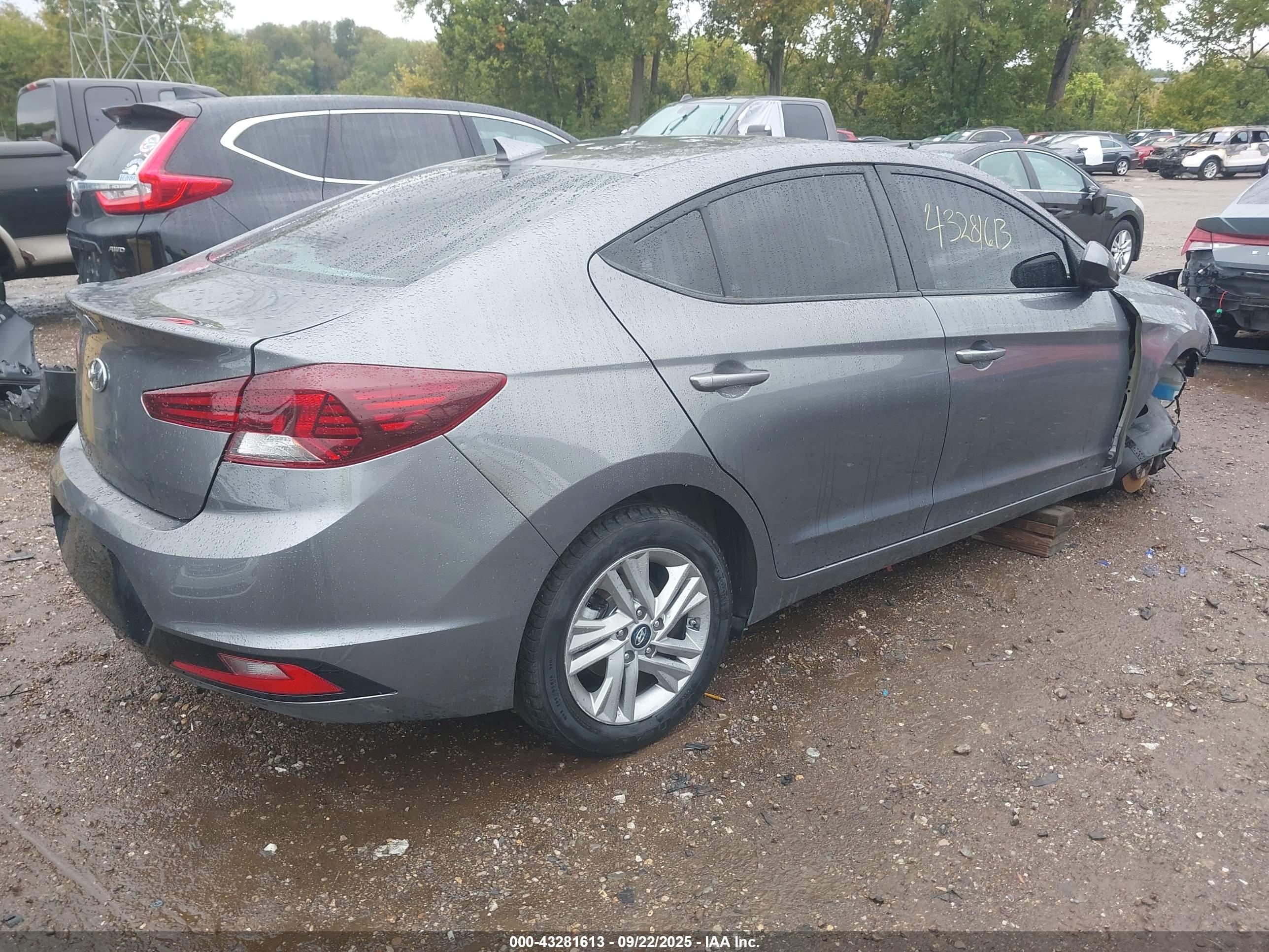 HYUNDAI ELANTRA image 4