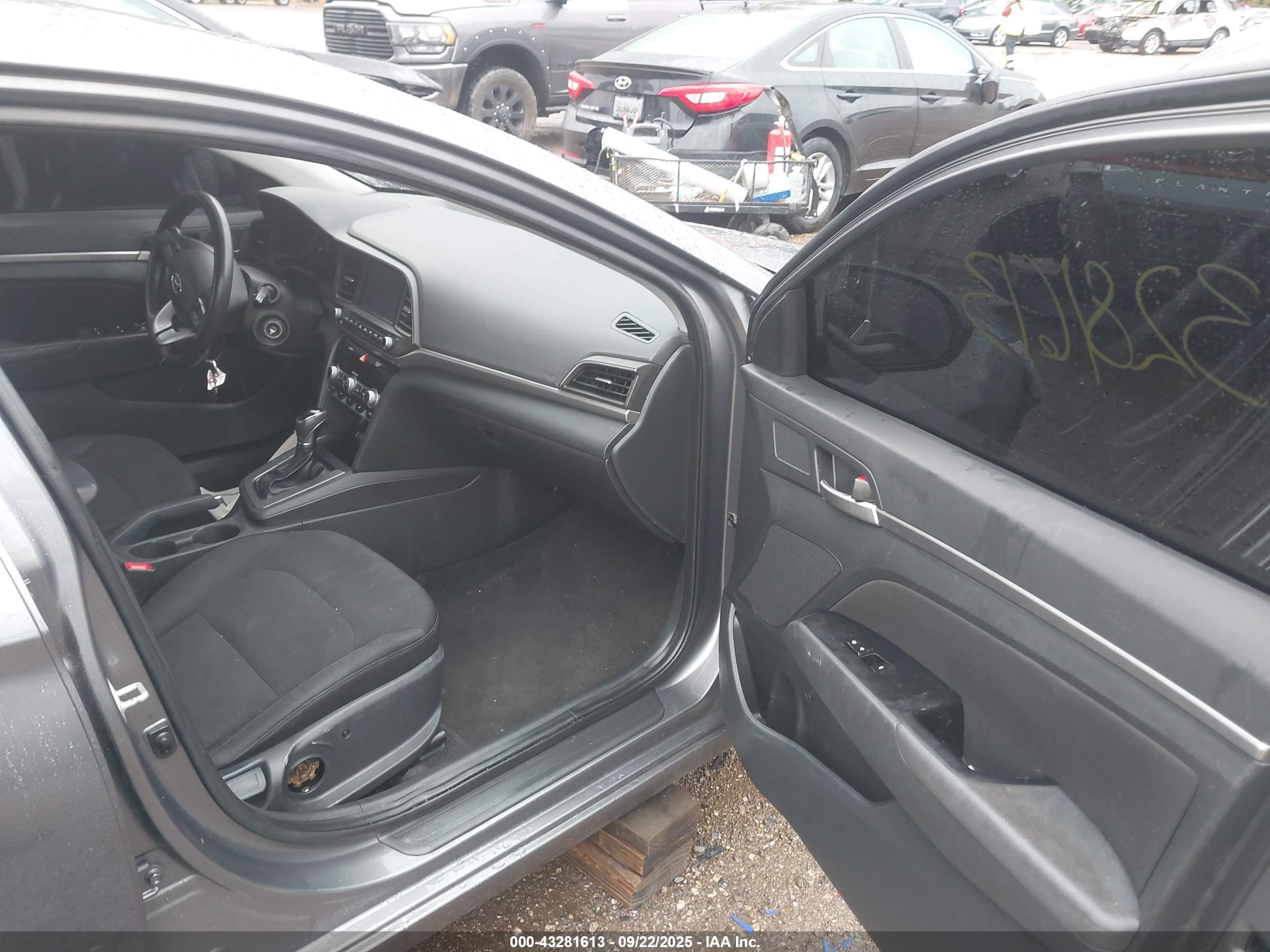 HYUNDAI ELANTRA image 5