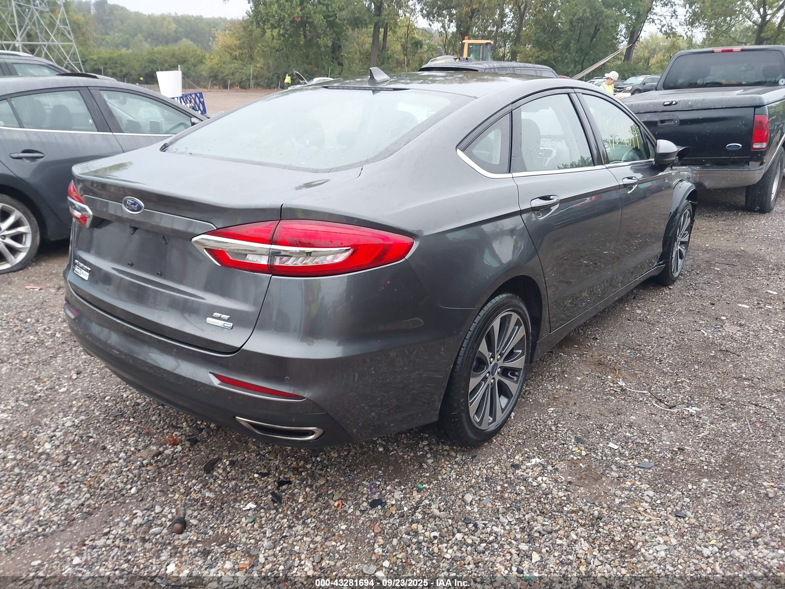 FORD FUSION image 4