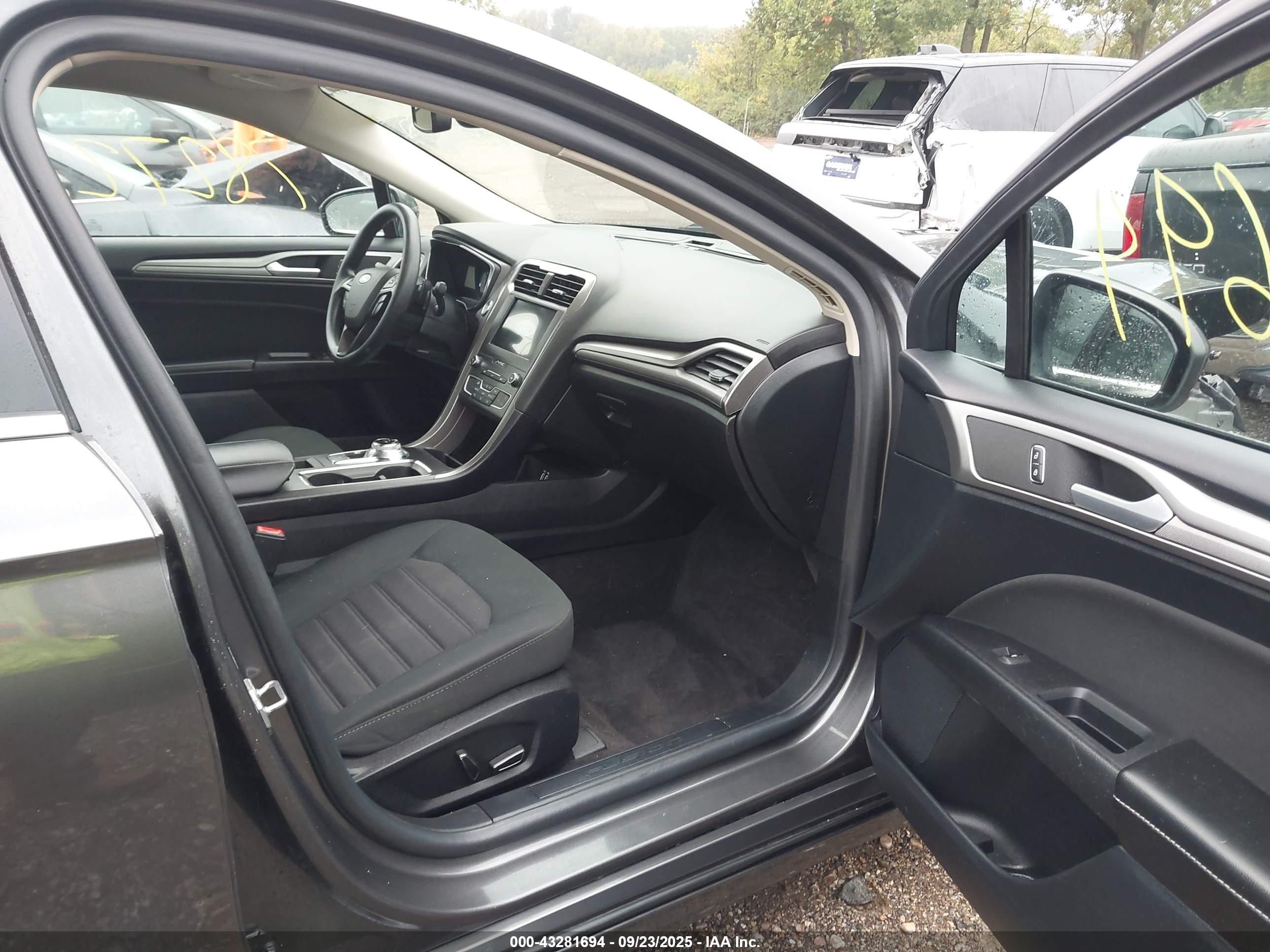 FORD FUSION image 5