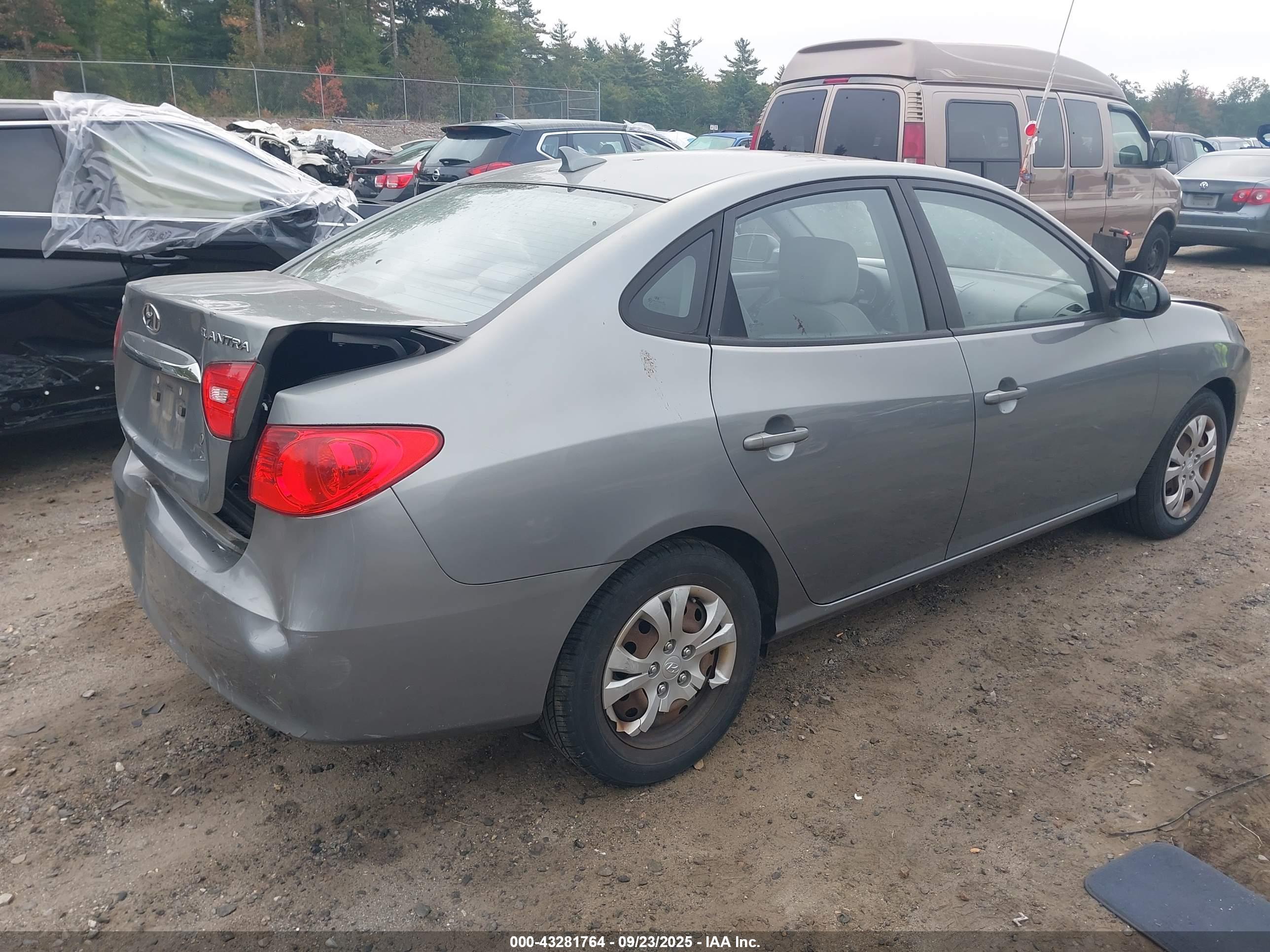 HYUNDAI ELANTRA image 4