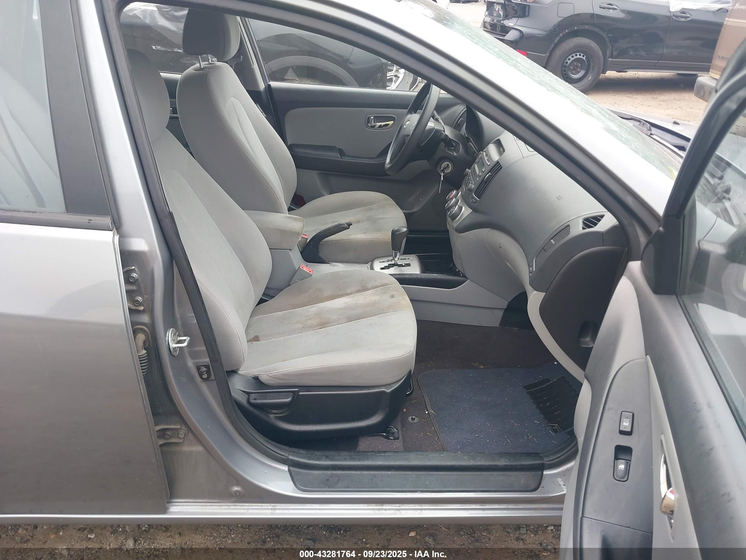 HYUNDAI ELANTRA image 5