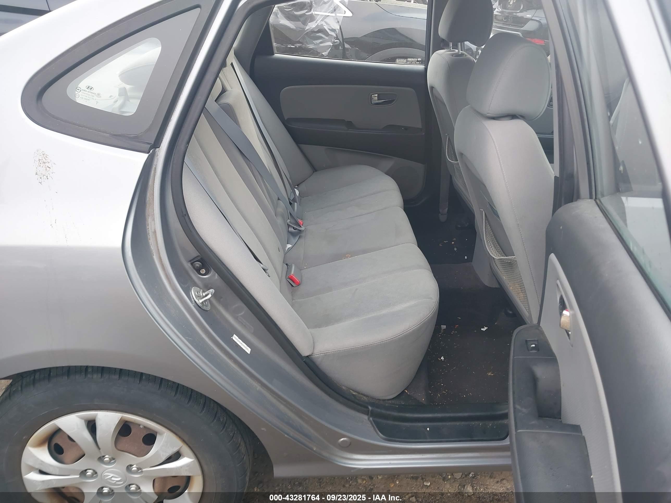 HYUNDAI ELANTRA image 8