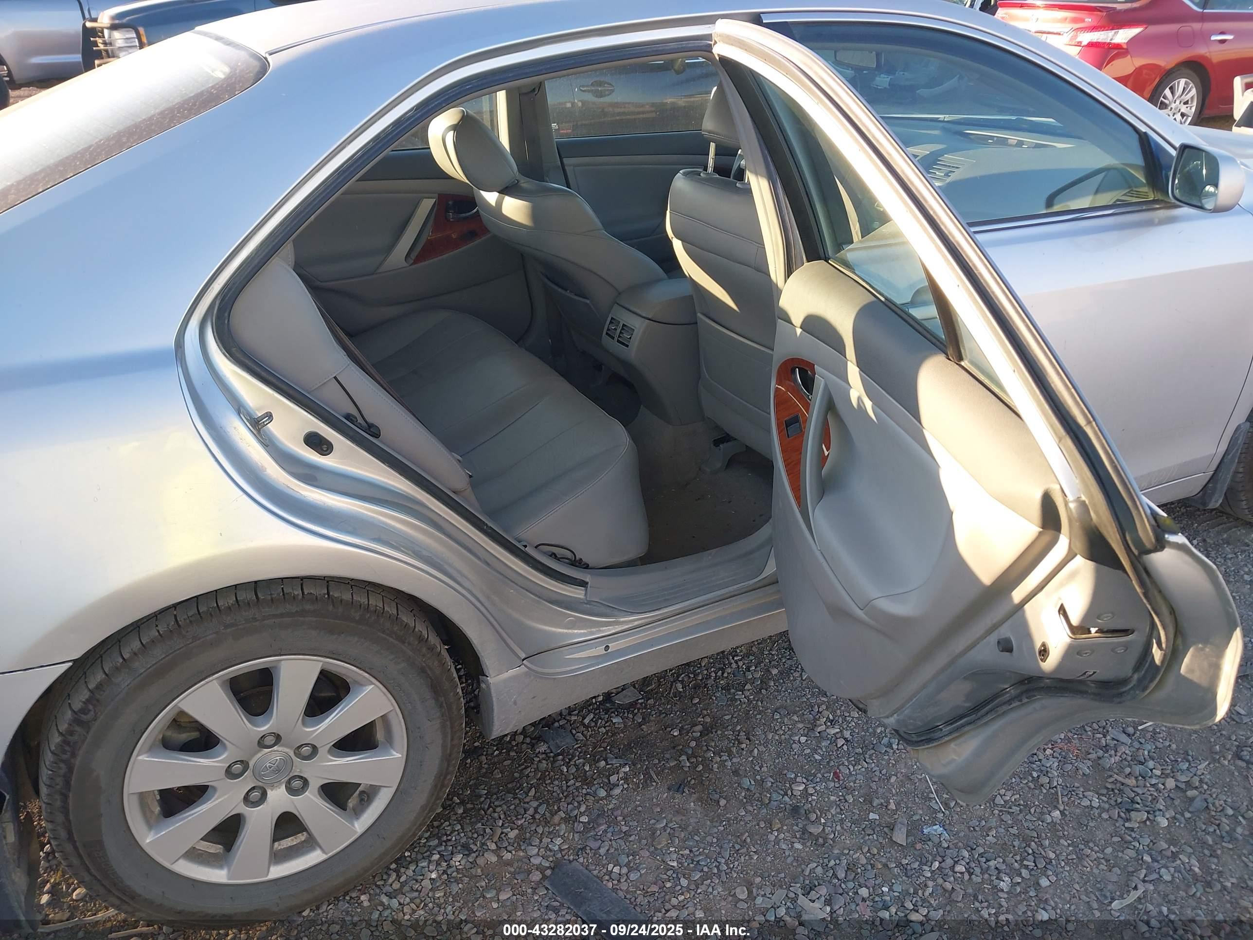 TOYOTA CAMRY image 8