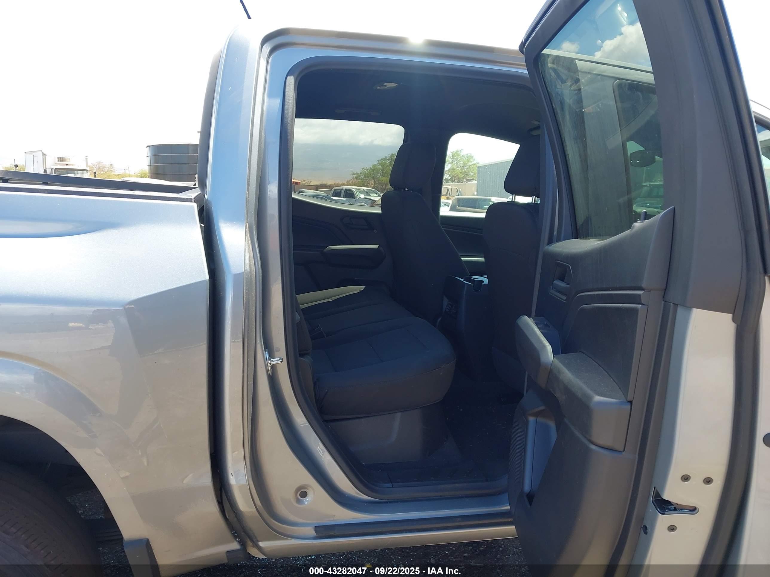 CHEVROLET COLORADO image 8