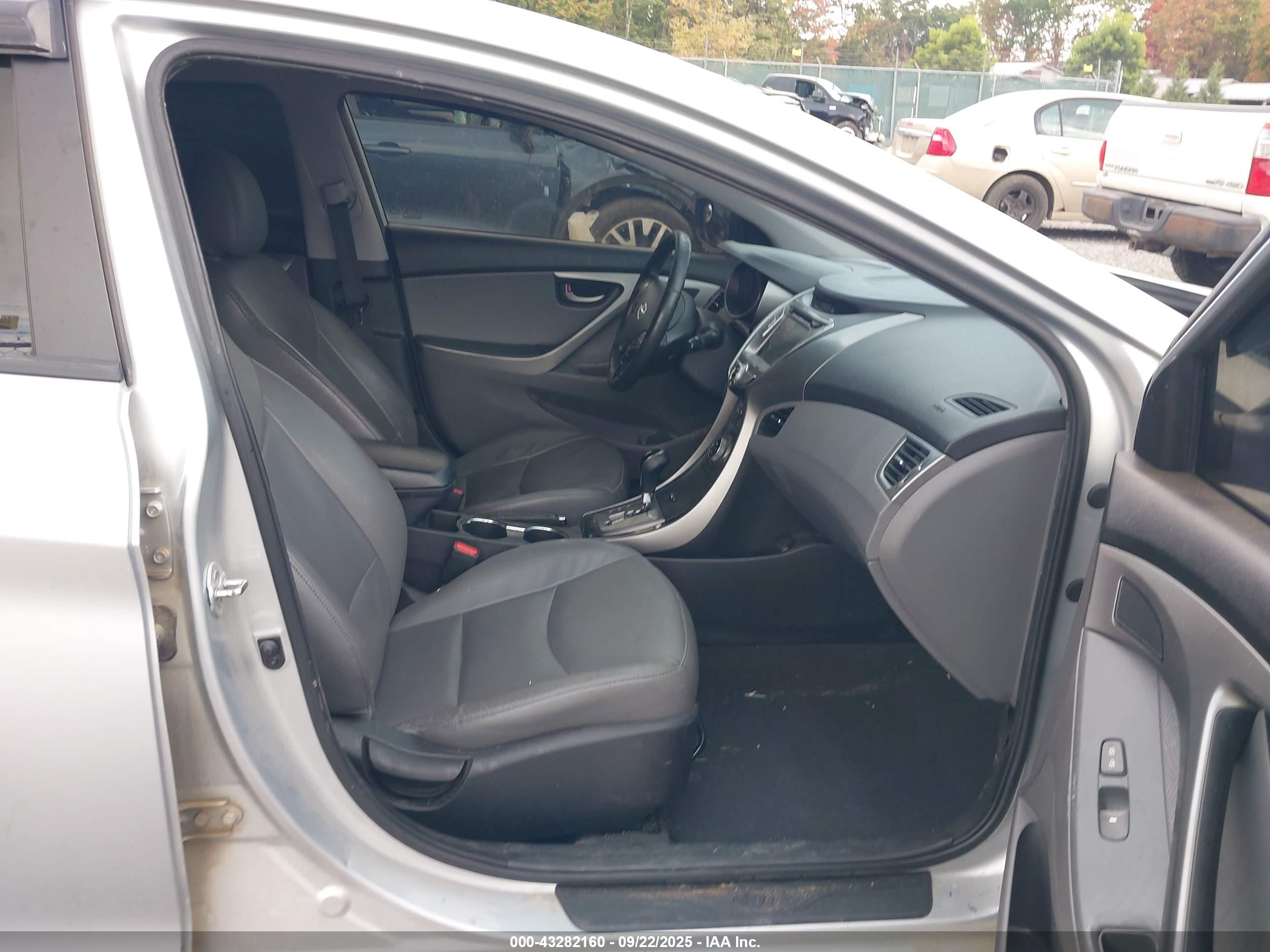HYUNDAI ELANTRA image 5