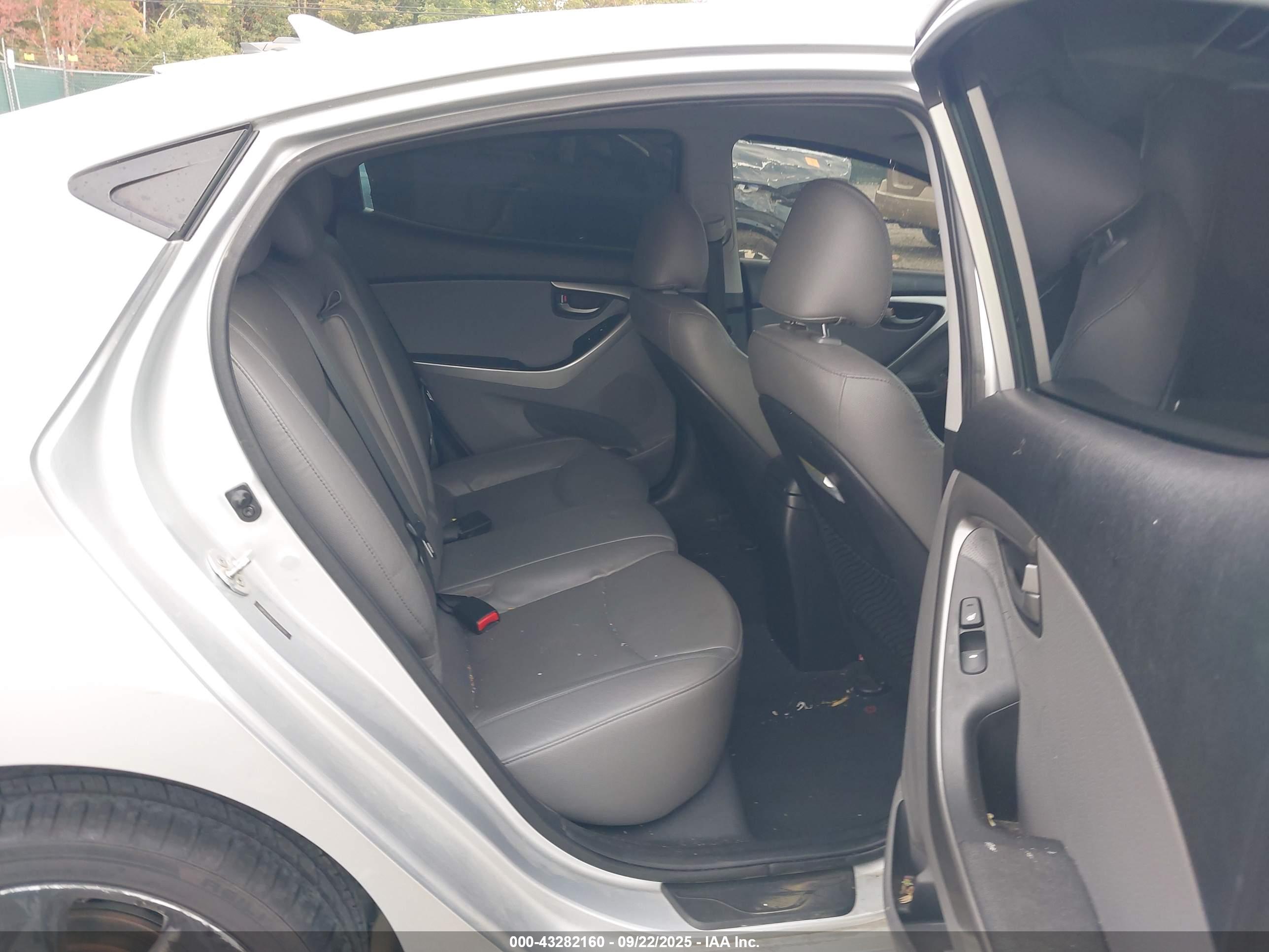 HYUNDAI ELANTRA image 8
