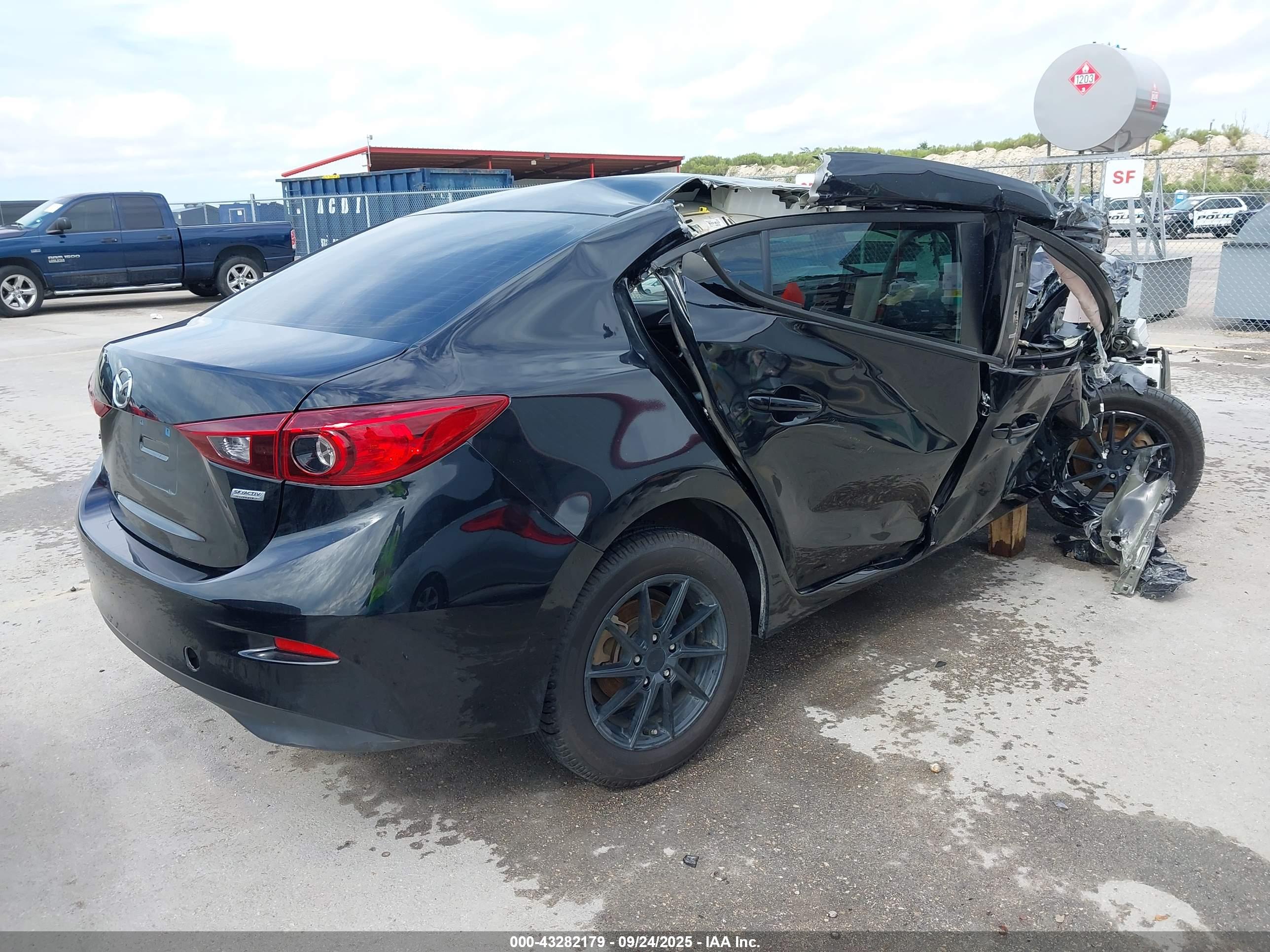 MAZDA MAZDA3 image 4