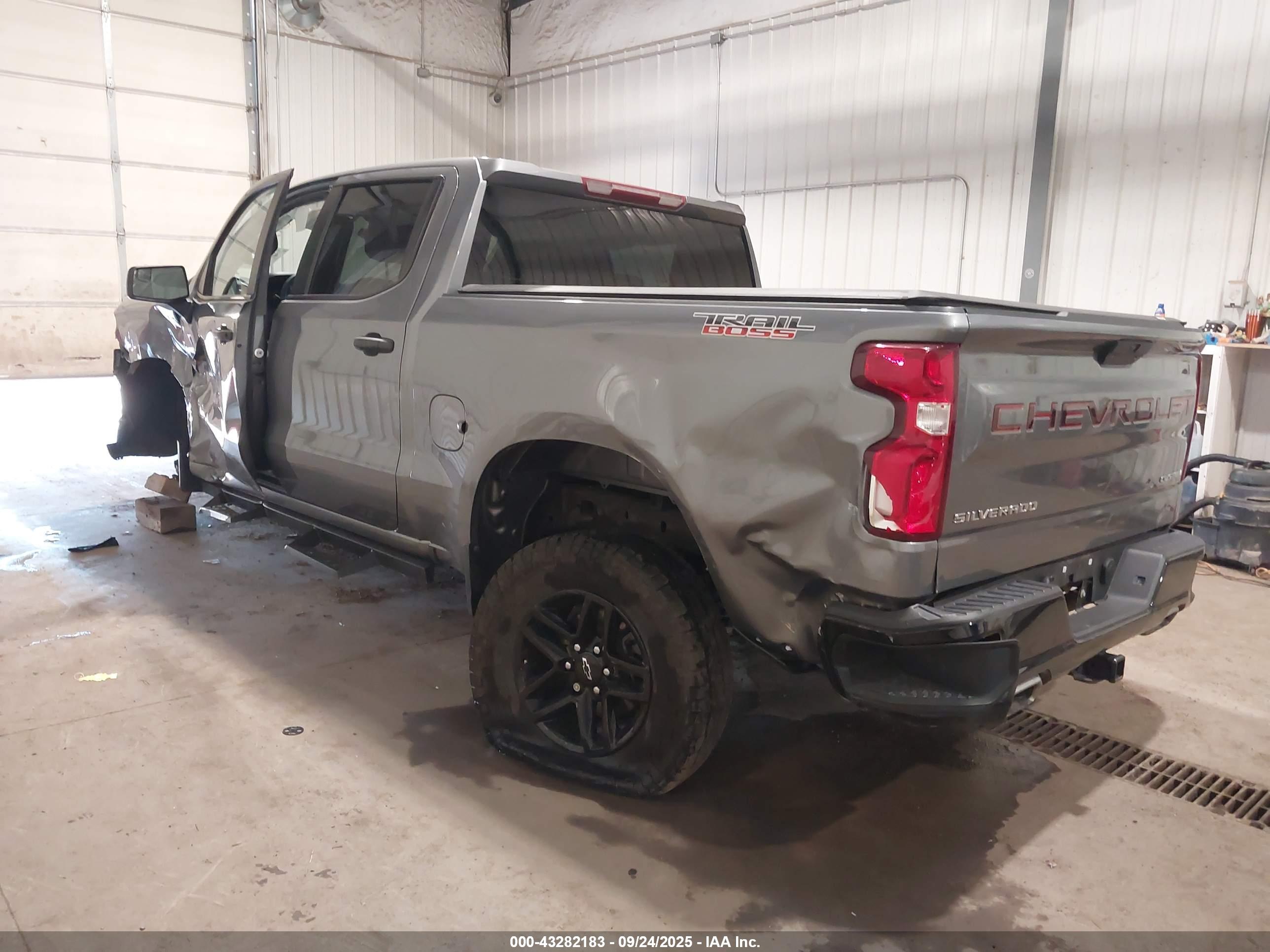 CHEVROLET SILVERADO image 3