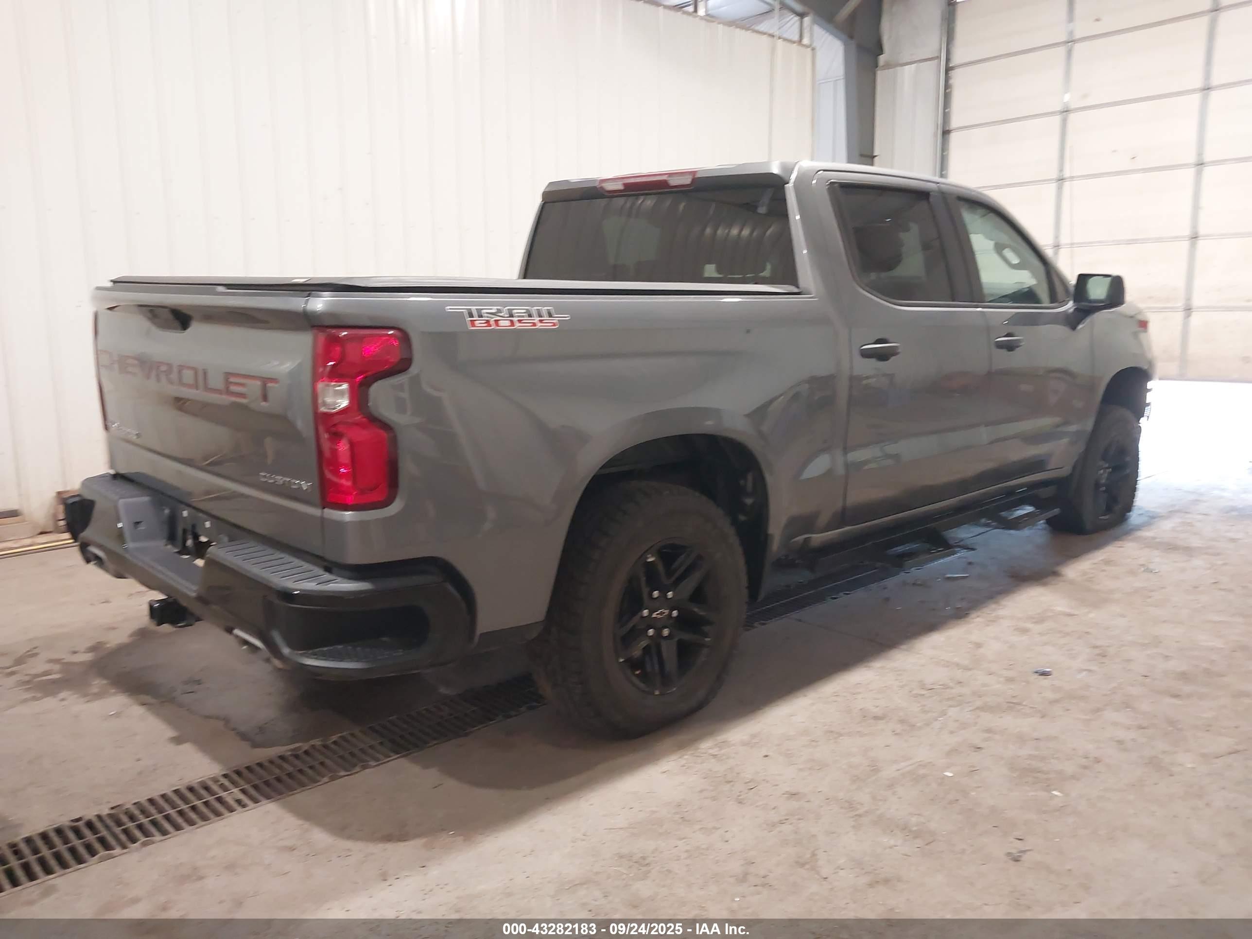 CHEVROLET SILVERADO image 4