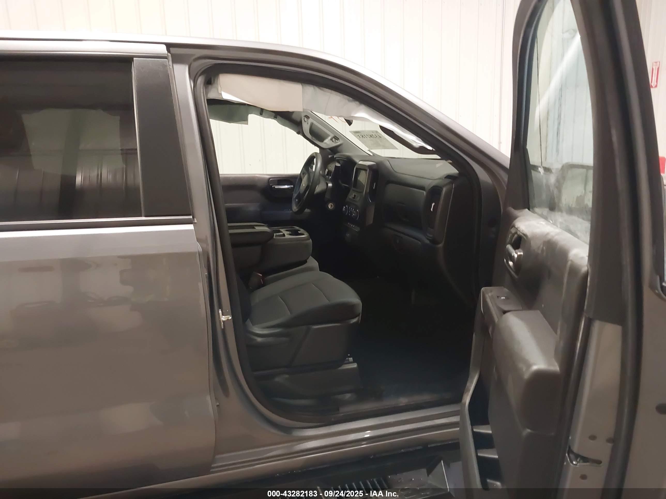 CHEVROLET SILVERADO image 5