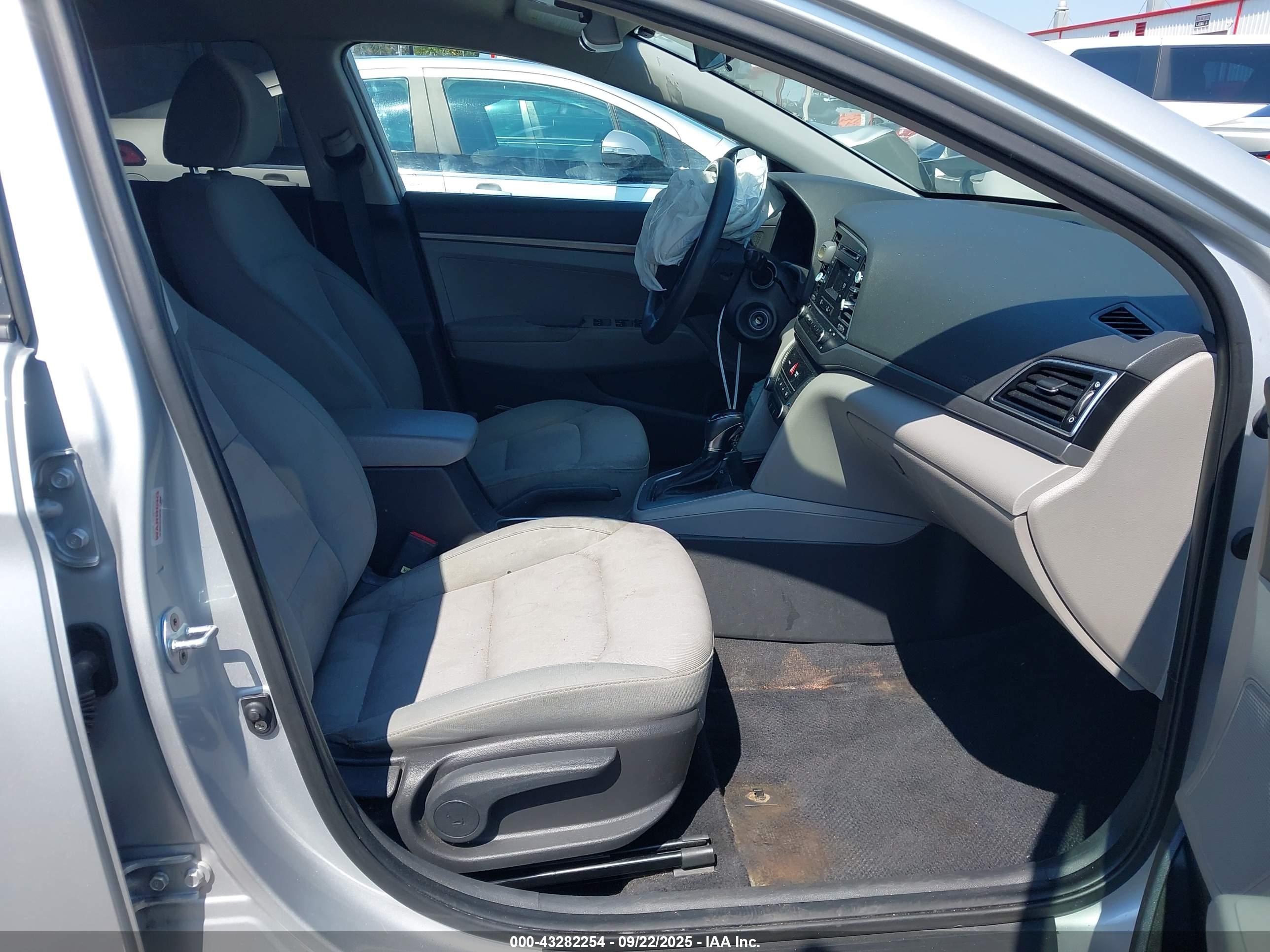 HYUNDAI ELANTRA image 5